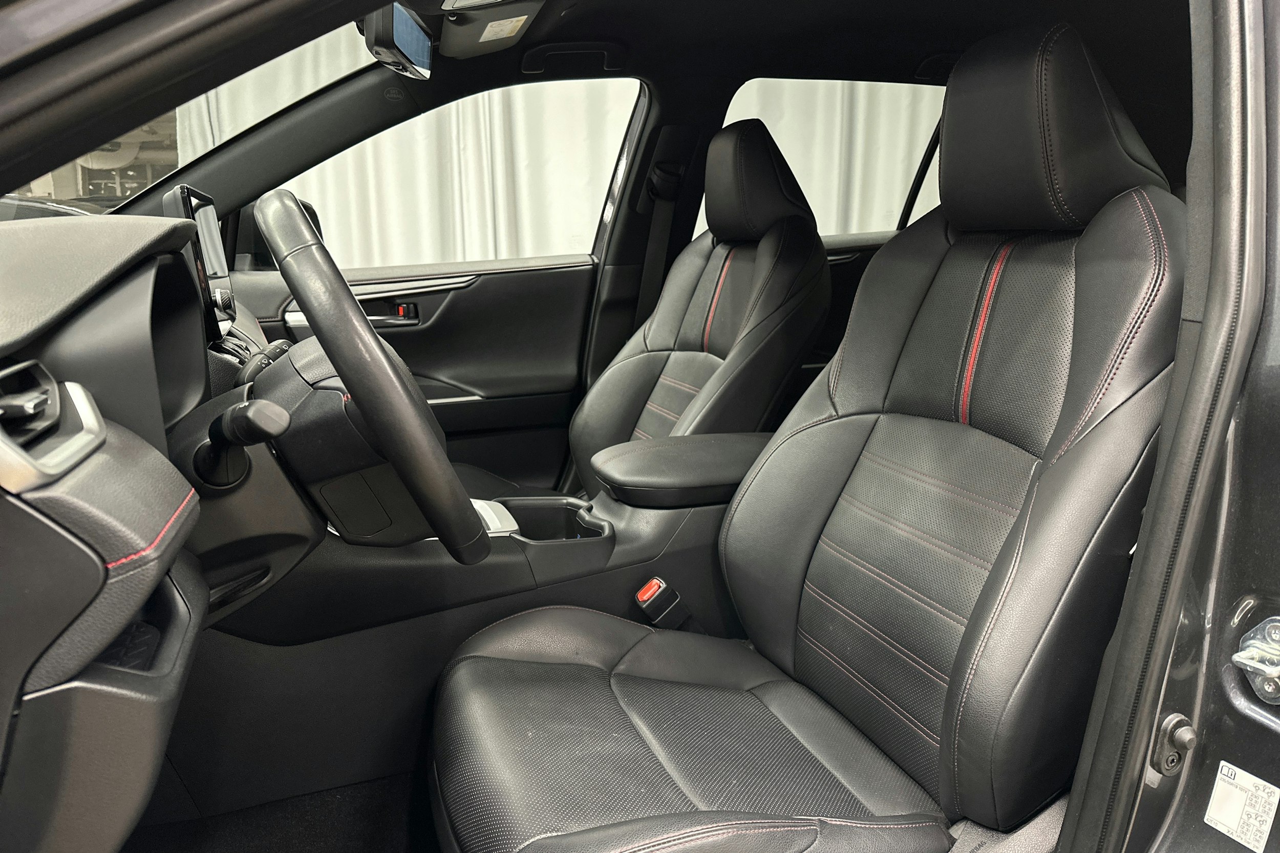 harmaa Toyota RAV4 Plug-in 2023 kuva 15.