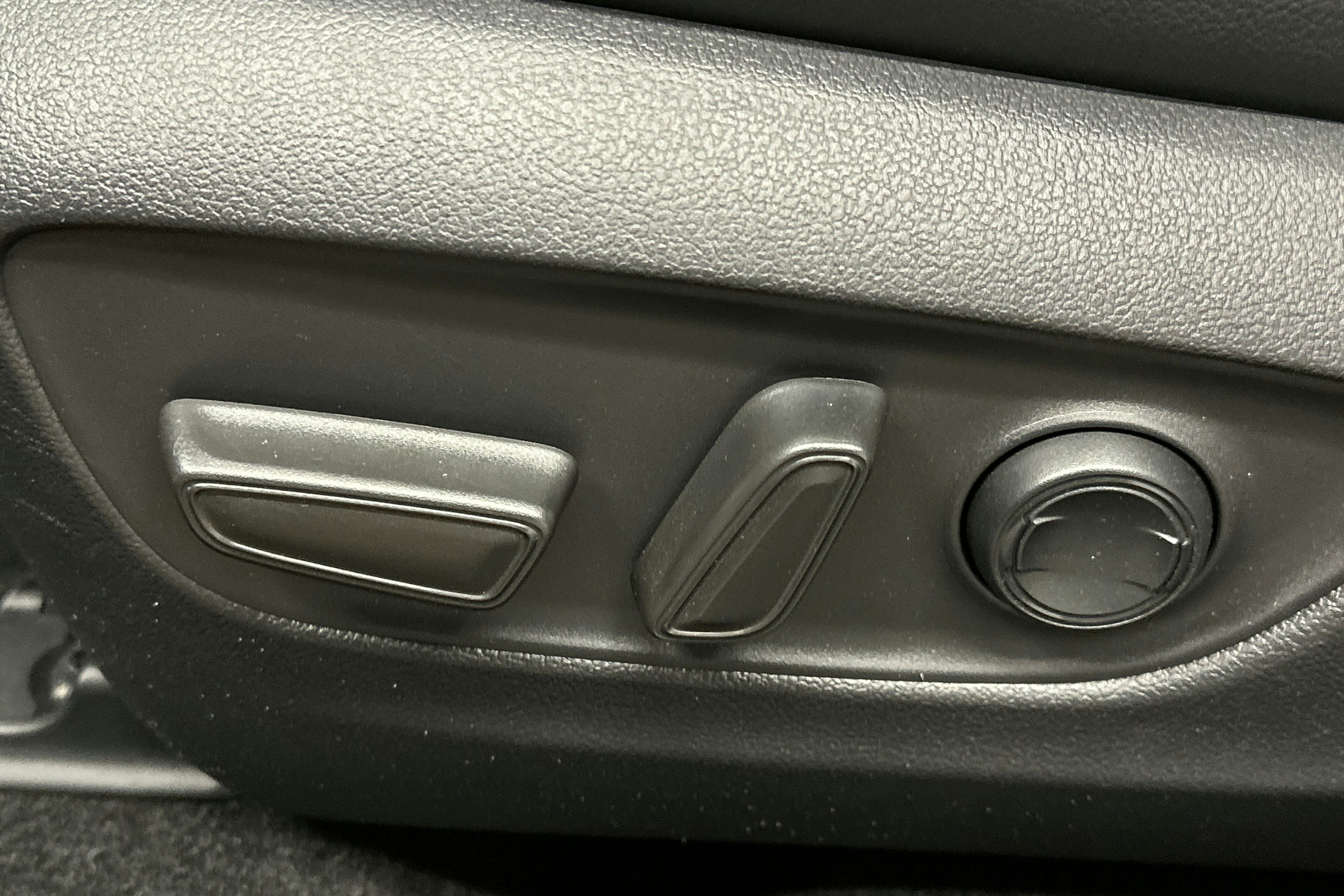 harmaa Toyota RAV4 Plug-in 2023 kuva 16.