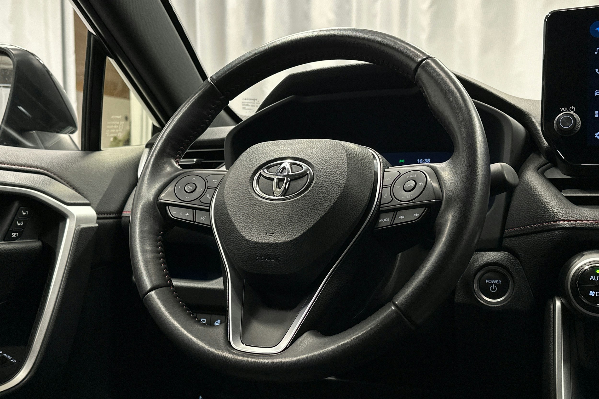 harmaa Toyota RAV4 Plug-in 2023 kuva 18.