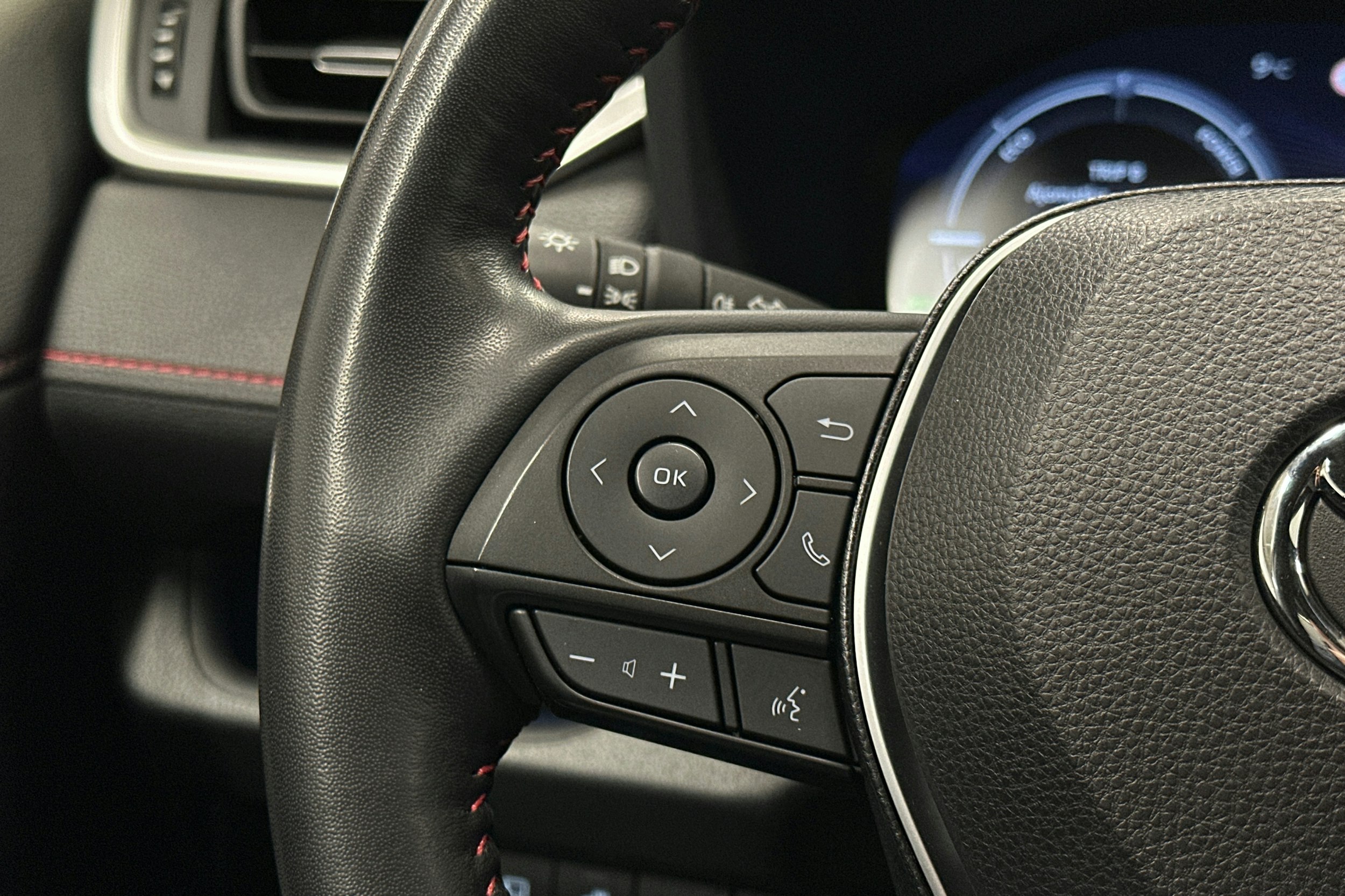 harmaa Toyota RAV4 Plug-in 2023 kuva 19.