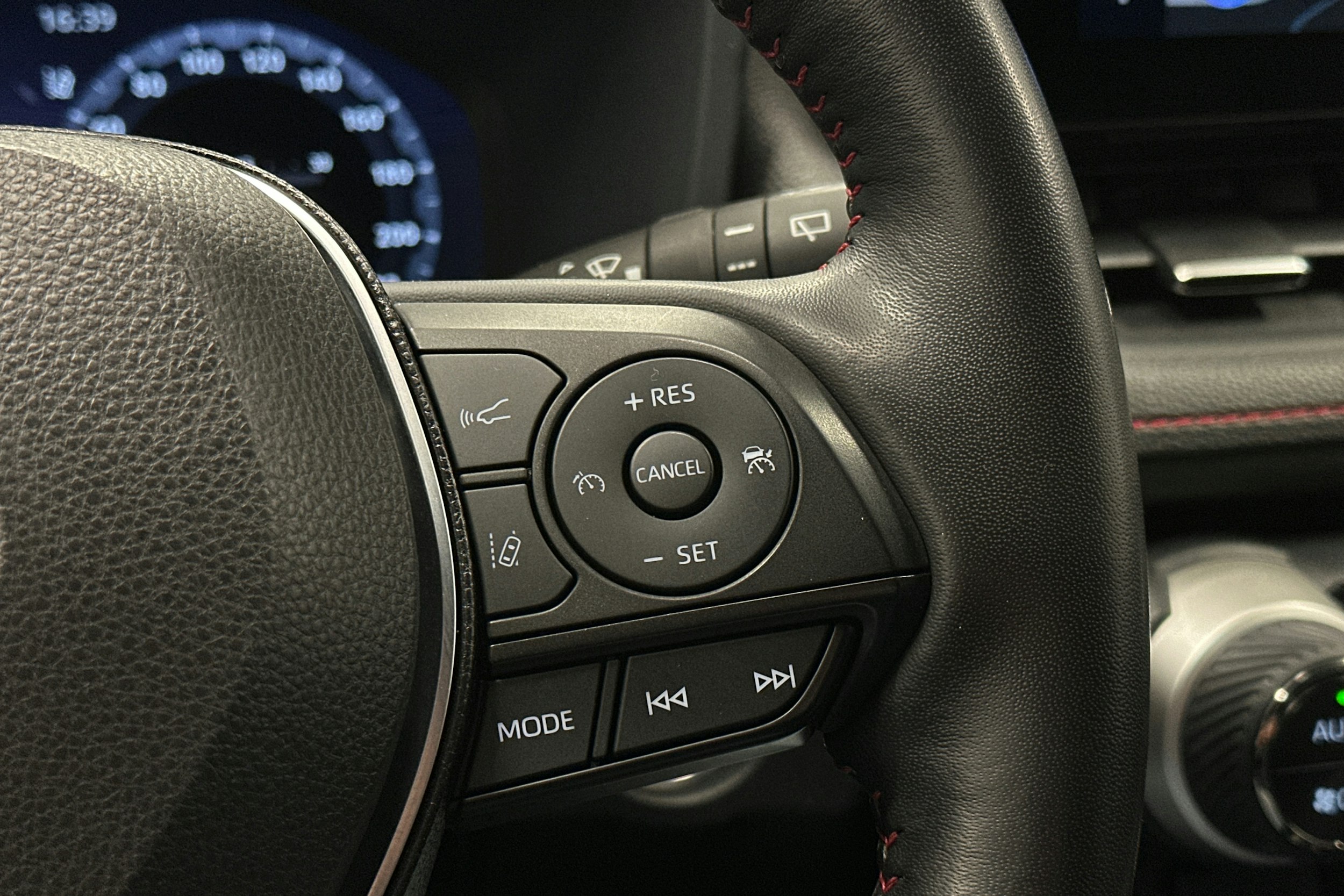 harmaa Toyota RAV4 Plug-in 2023 kuva 20.