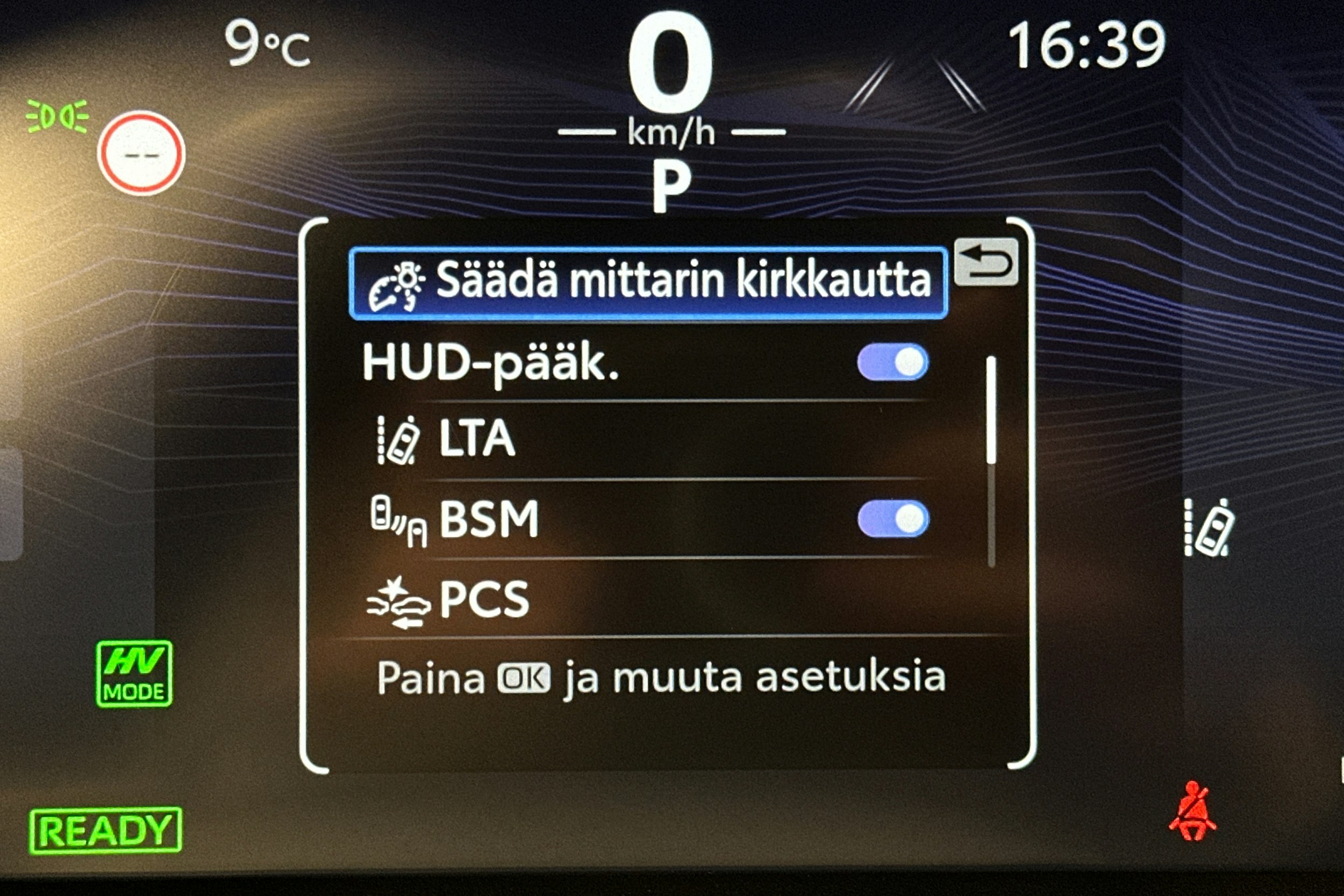 harmaa Toyota RAV4 Plug-in 2023 kuva 22.