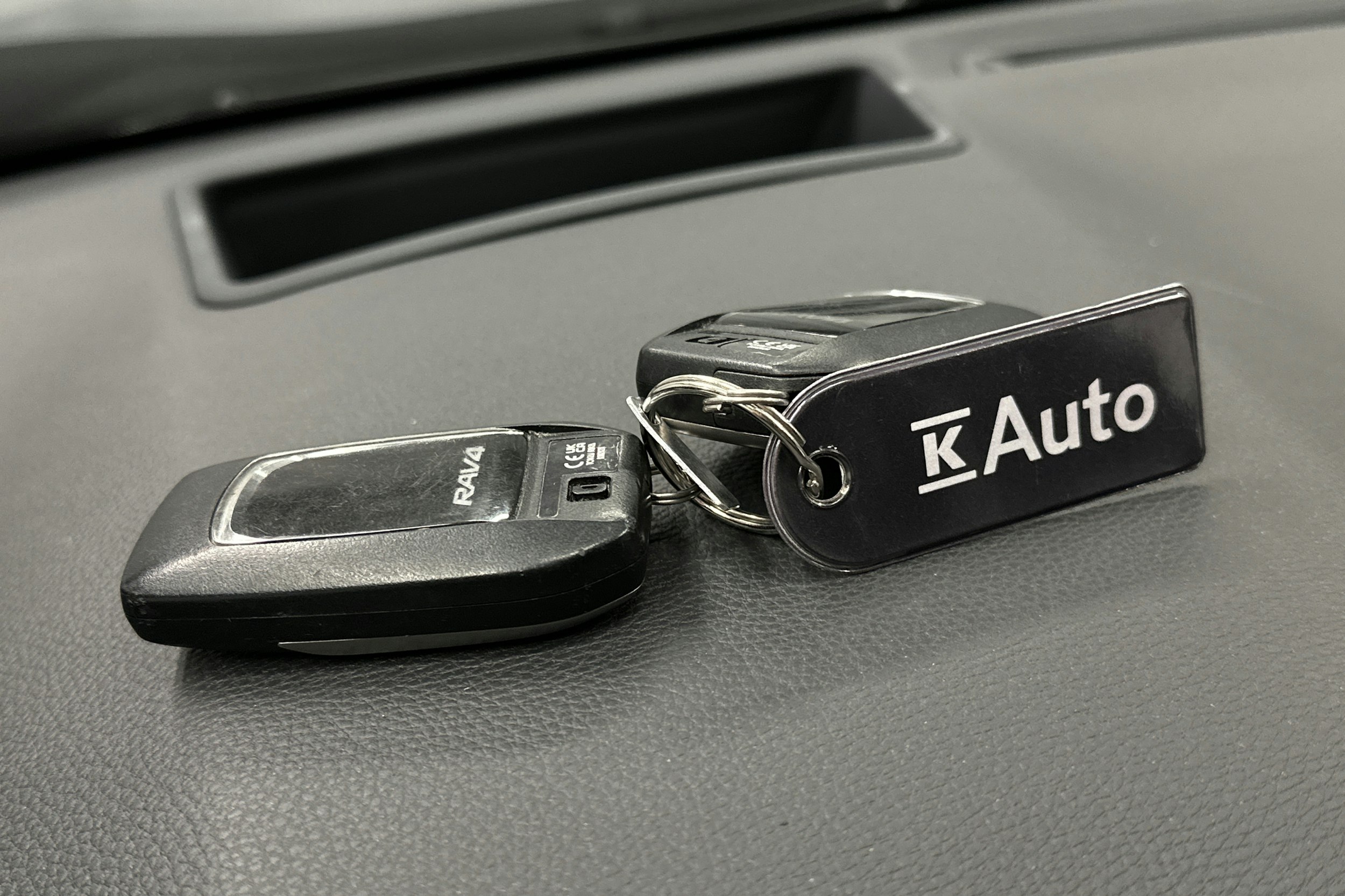 harmaa Toyota RAV4 Plug-in 2023 kuva 31.