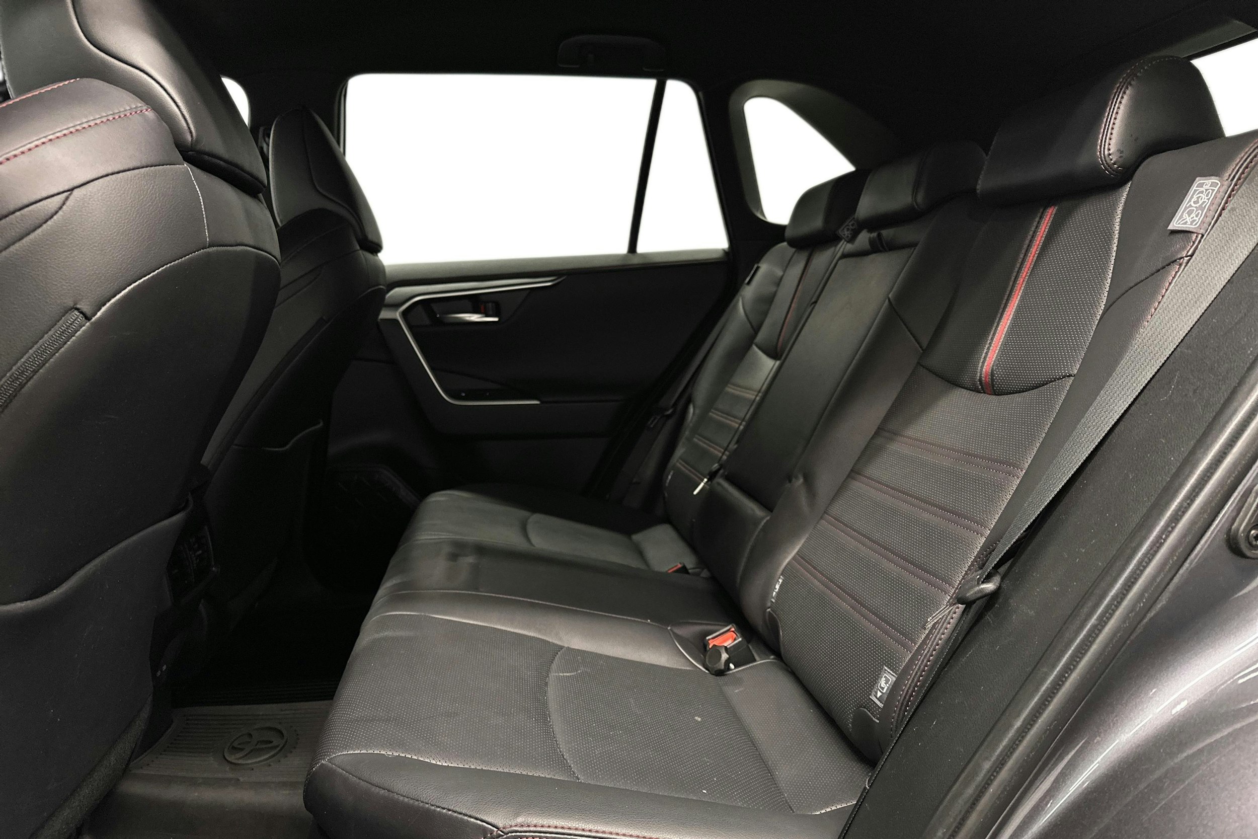 harmaa Toyota RAV4 Plug-in 2023 kuva 8.