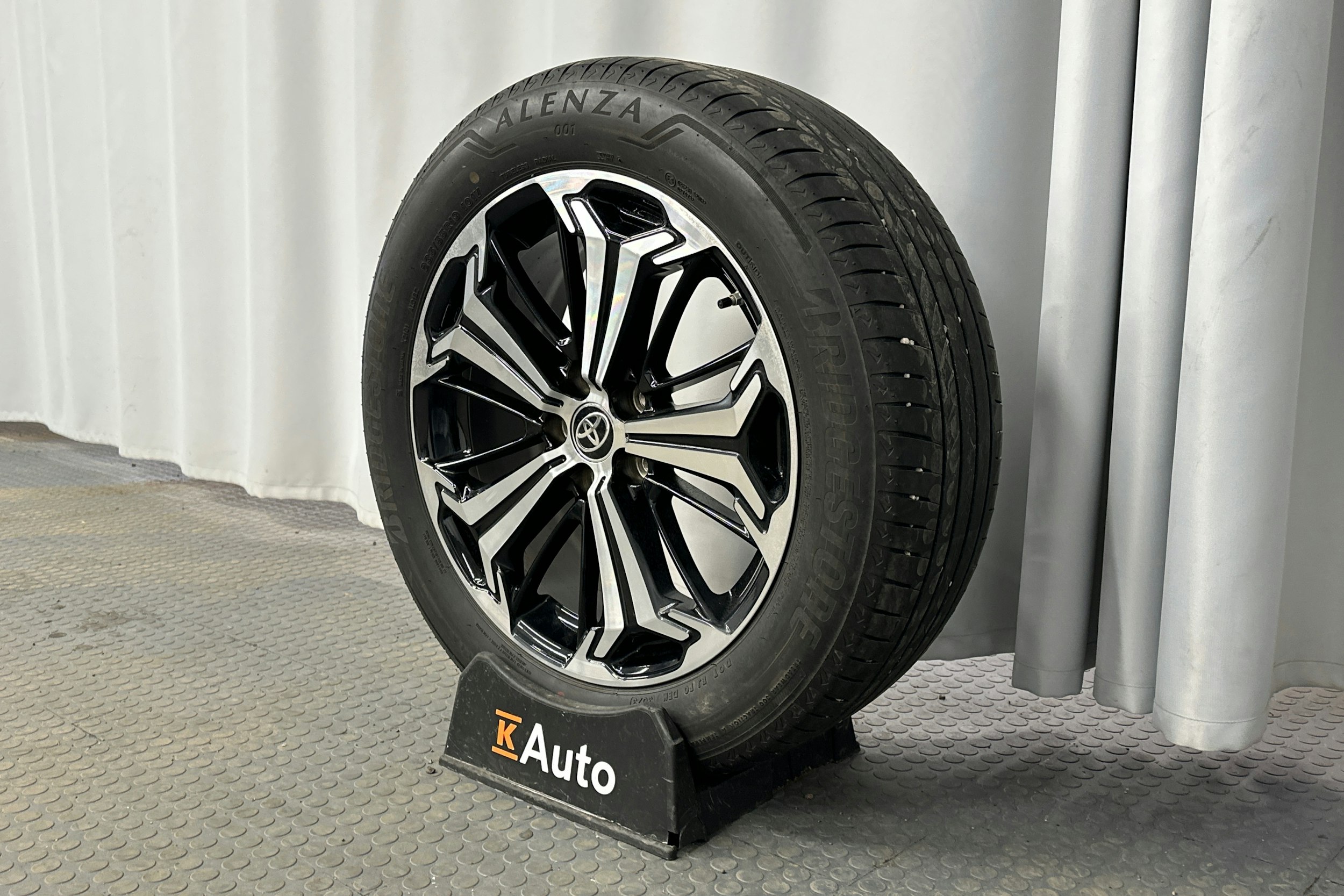 harmaa Toyota RAV4 Plug-in 2023 kuva 10.