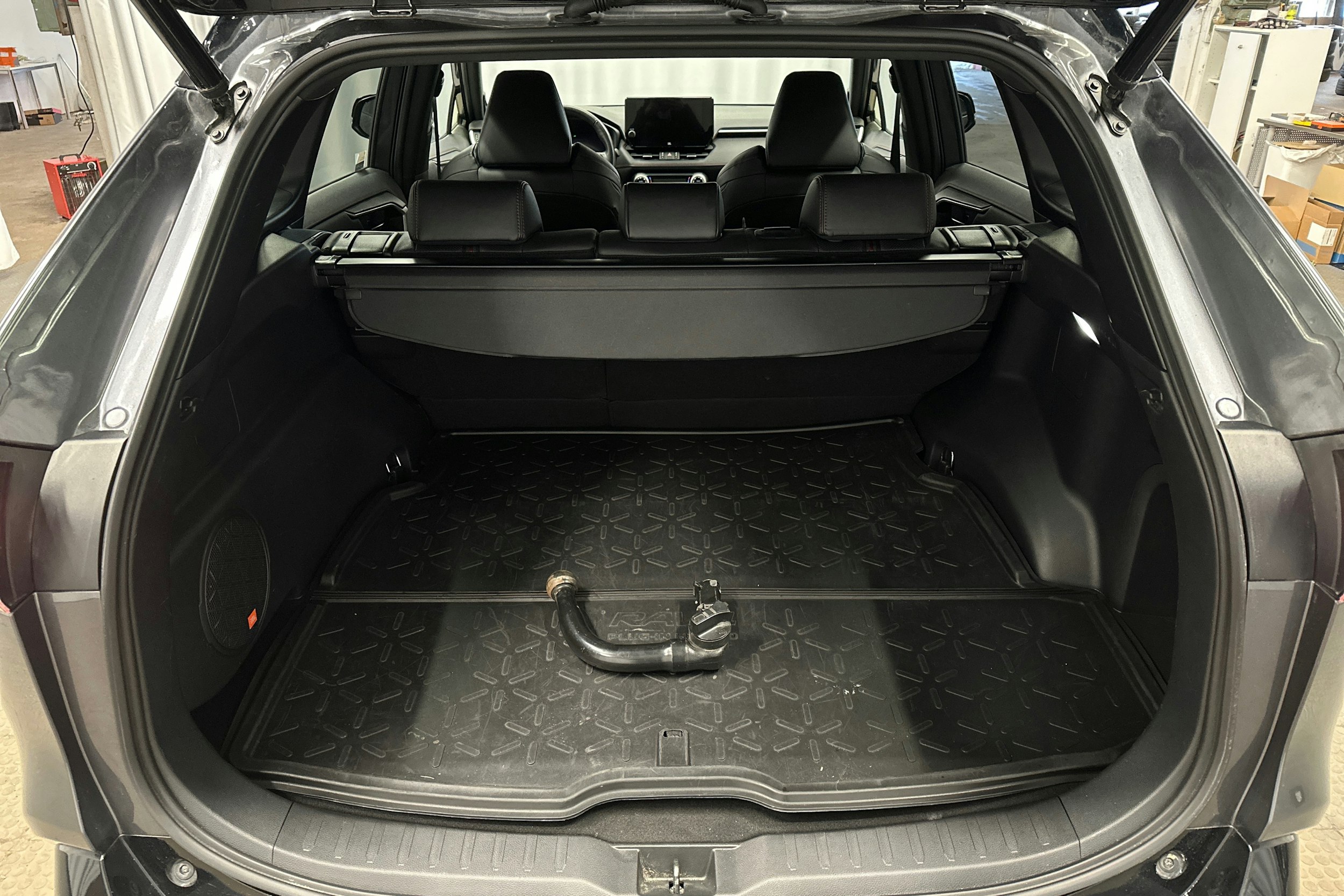 harmaa Toyota RAV4 Plug-in 2023 kuva 11.