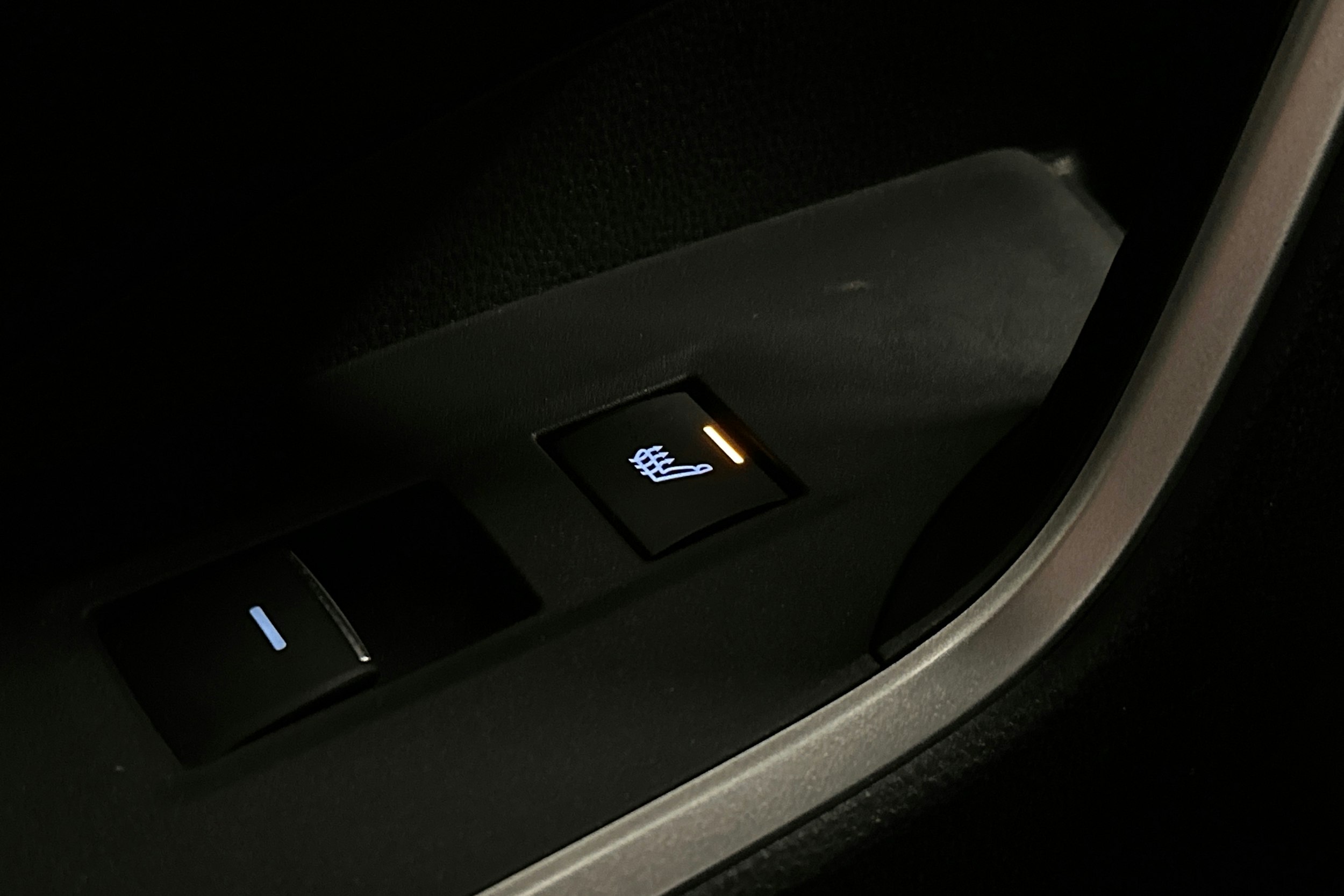 harmaa Toyota RAV4 Plug-in 2023 kuva 13.