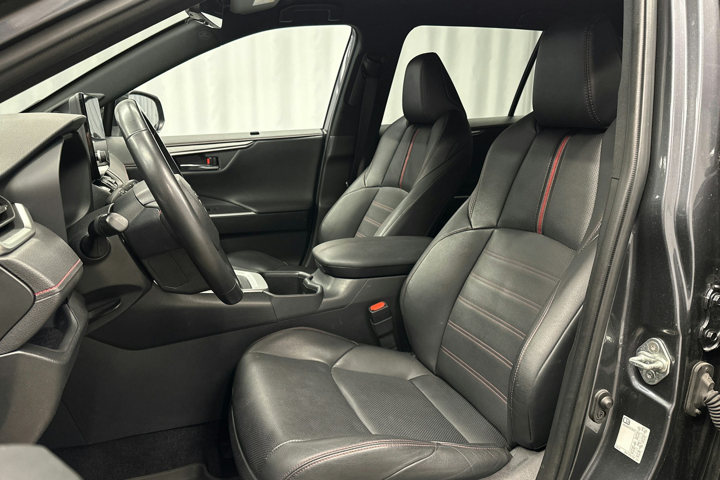 harmaa Toyota RAV4 Plug-in 2023 kuva 14.