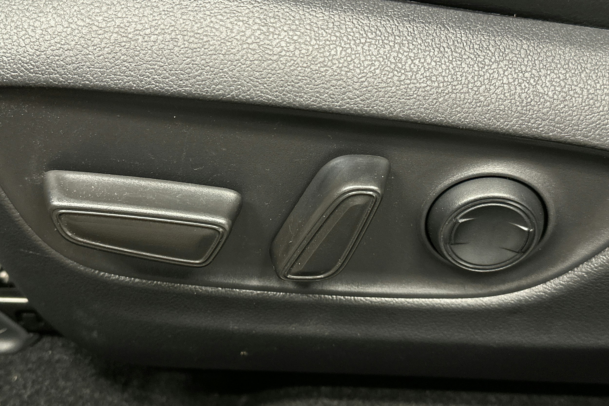 harmaa Toyota RAV4 Plug-in 2023 kuva 15.