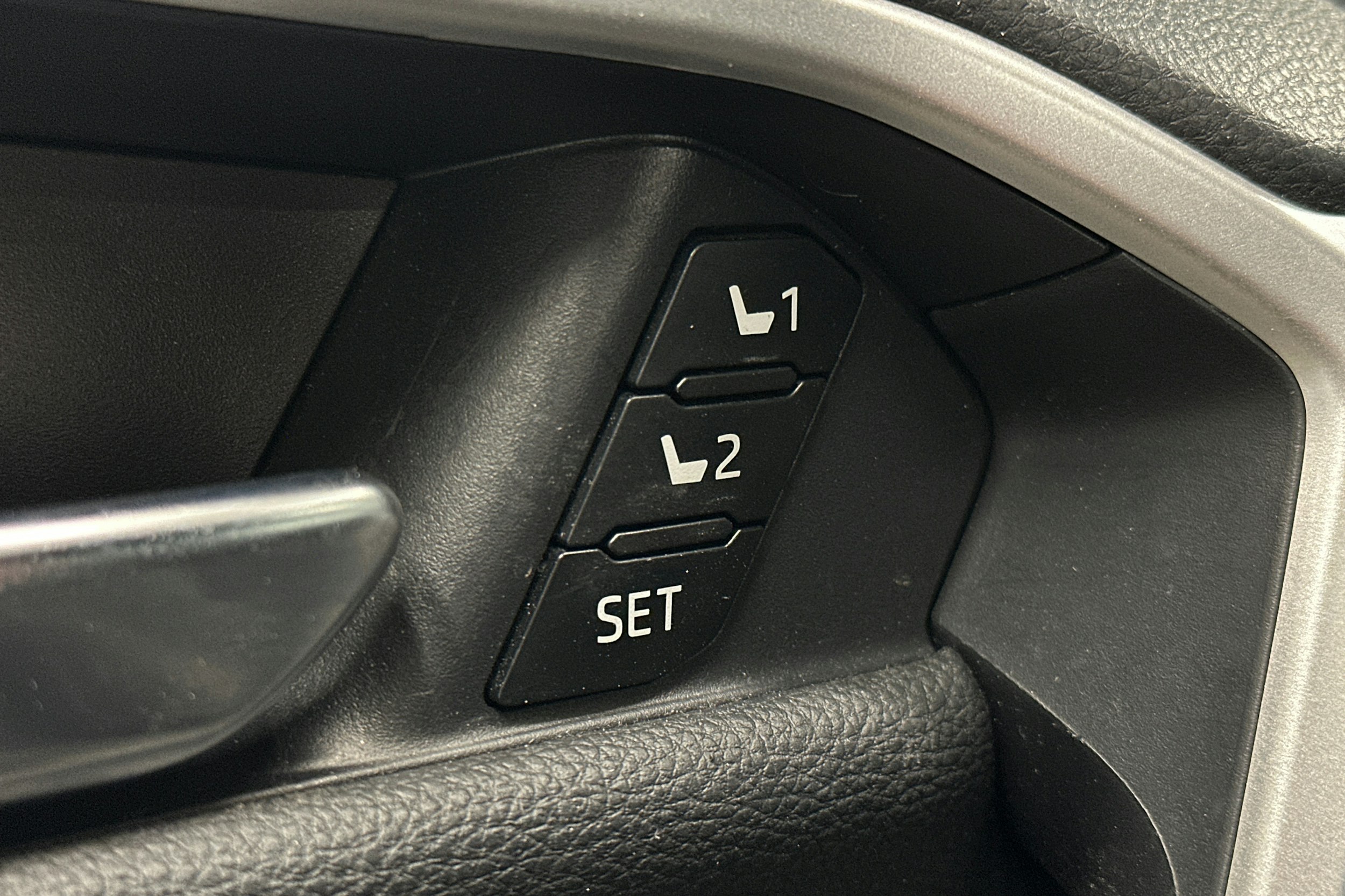 harmaa Toyota RAV4 Plug-in 2023 kuva 16.