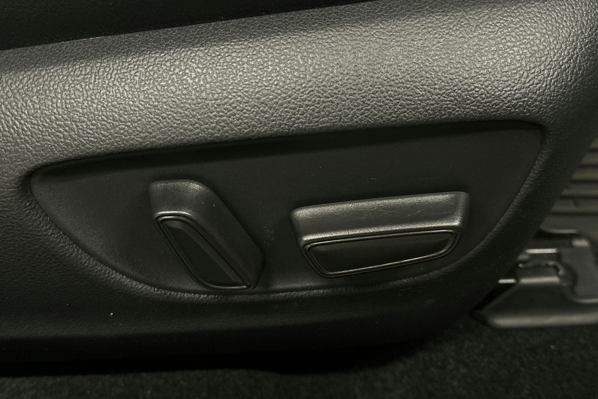 harmaa Toyota RAV4 Plug-in 2023 kuva 17.