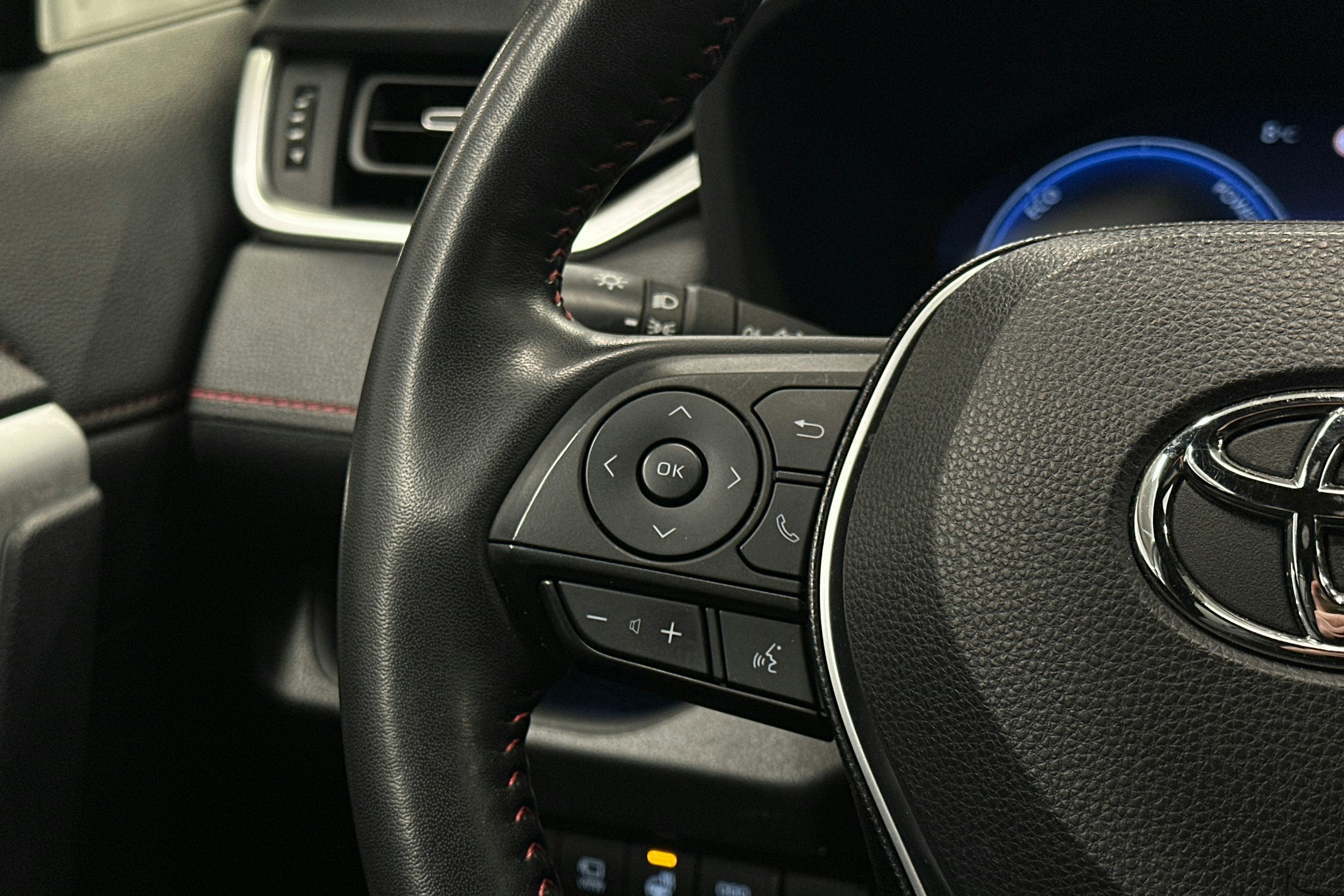 harmaa Toyota RAV4 Plug-in 2023 kuva 19.