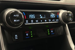 harmaa Toyota RAV4 Plug-in 2023 kuva 29.