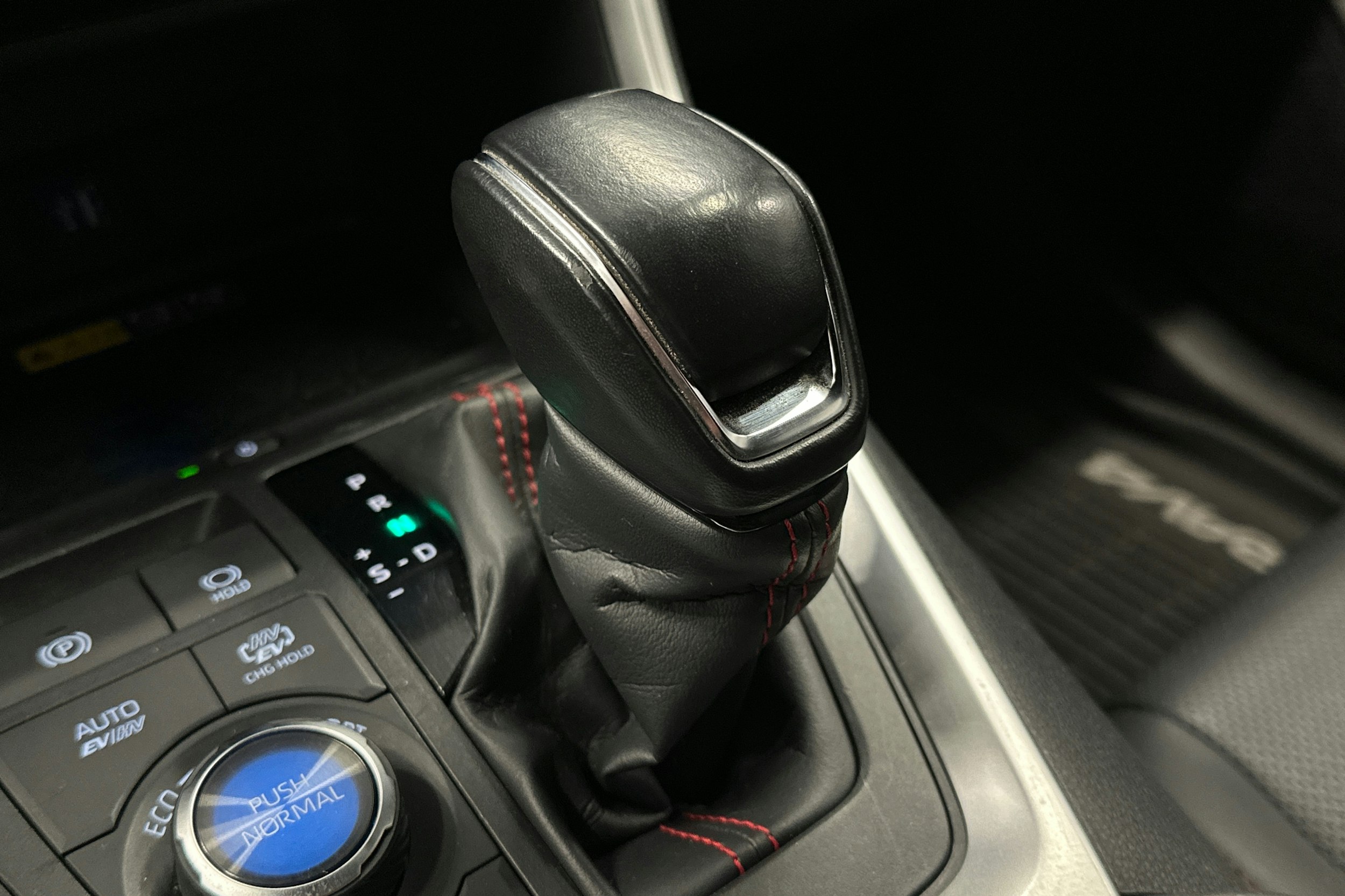 harmaa Toyota RAV4 Plug-in 2023 kuva 31.