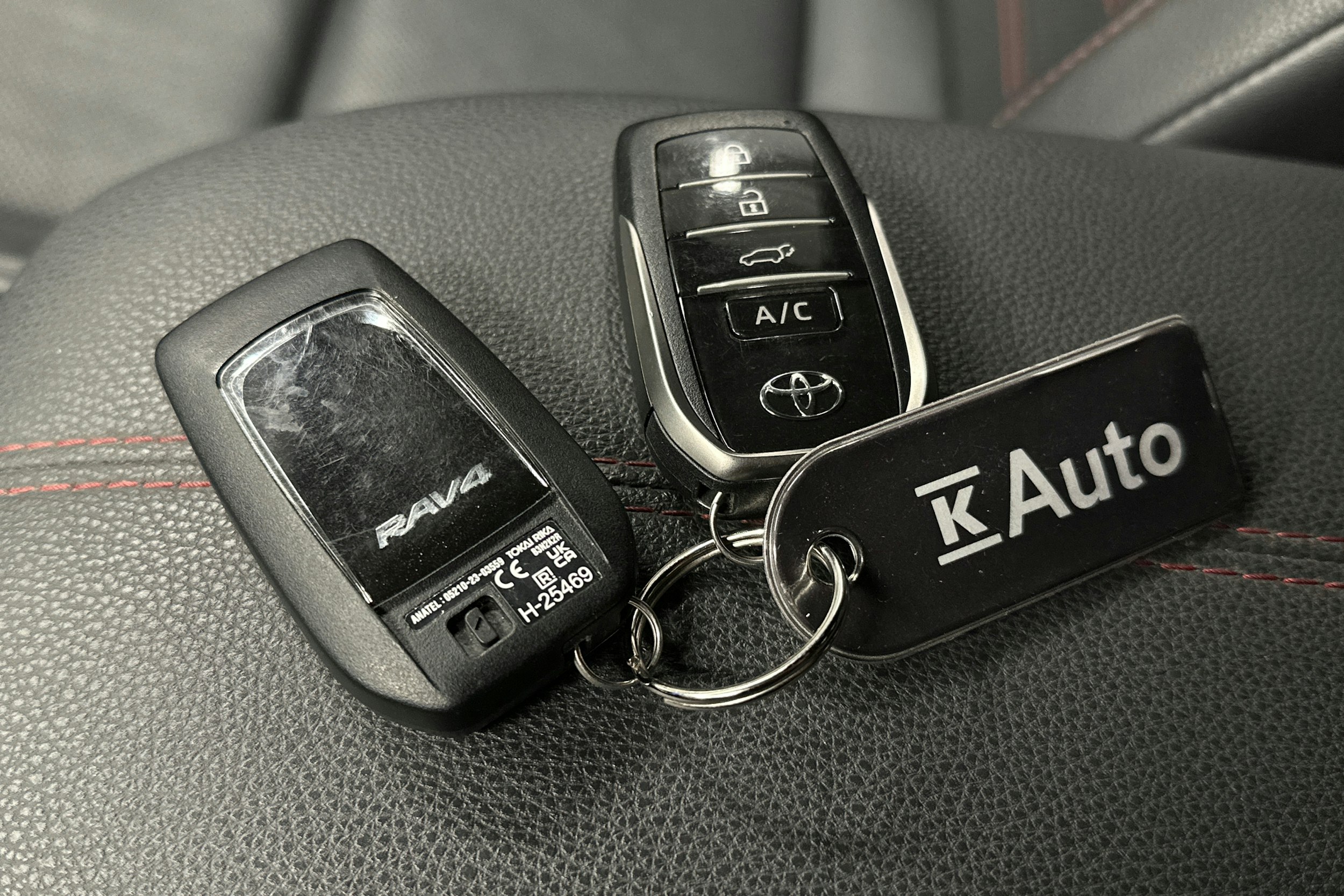 harmaa Toyota RAV4 Plug-in 2023 kuva 33.