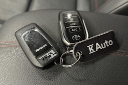 harmaa Toyota RAV4 Plug-in 2023 kuva 33.