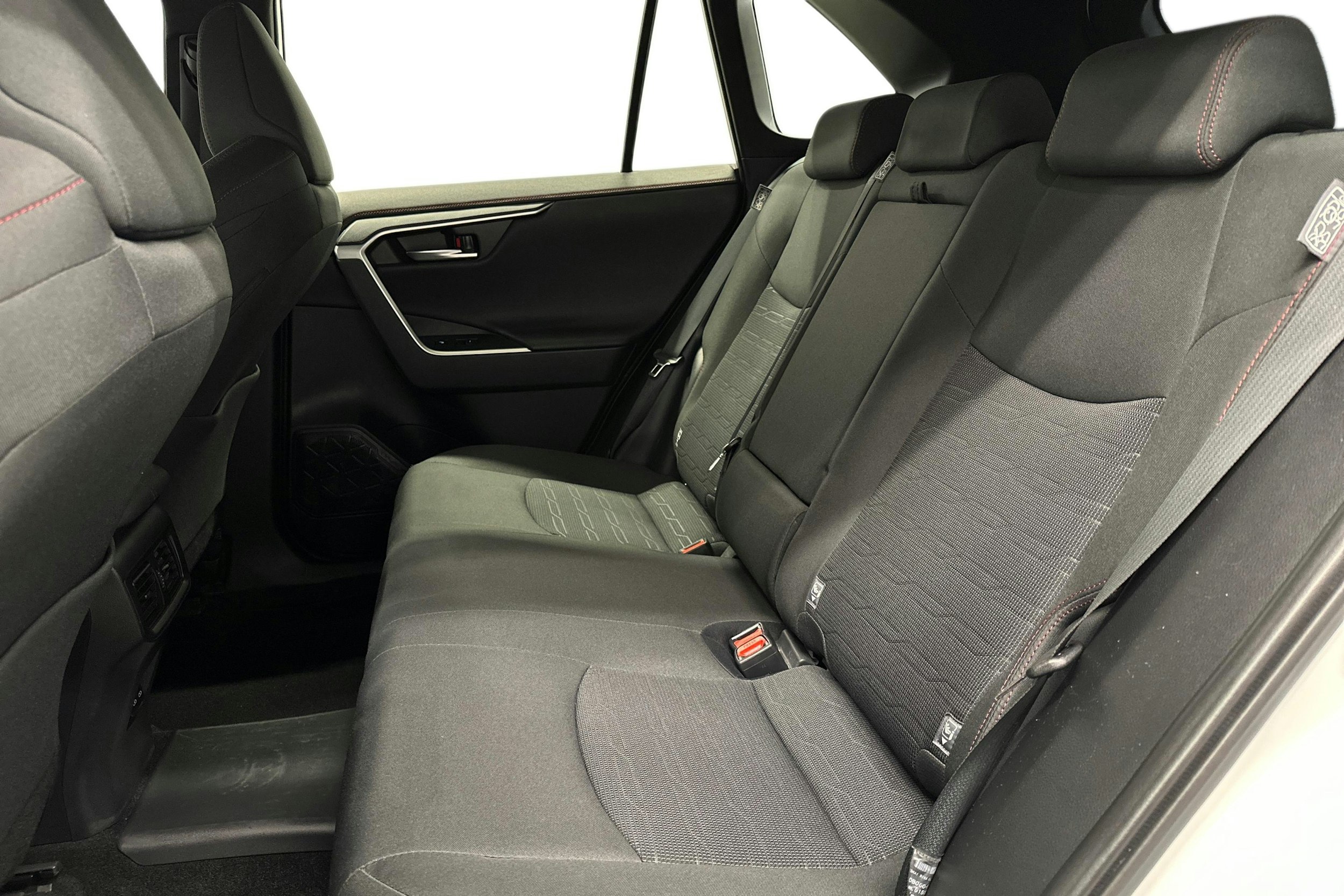 valkoinen Toyota RAV4 Plug-in 2023 kuva 10.