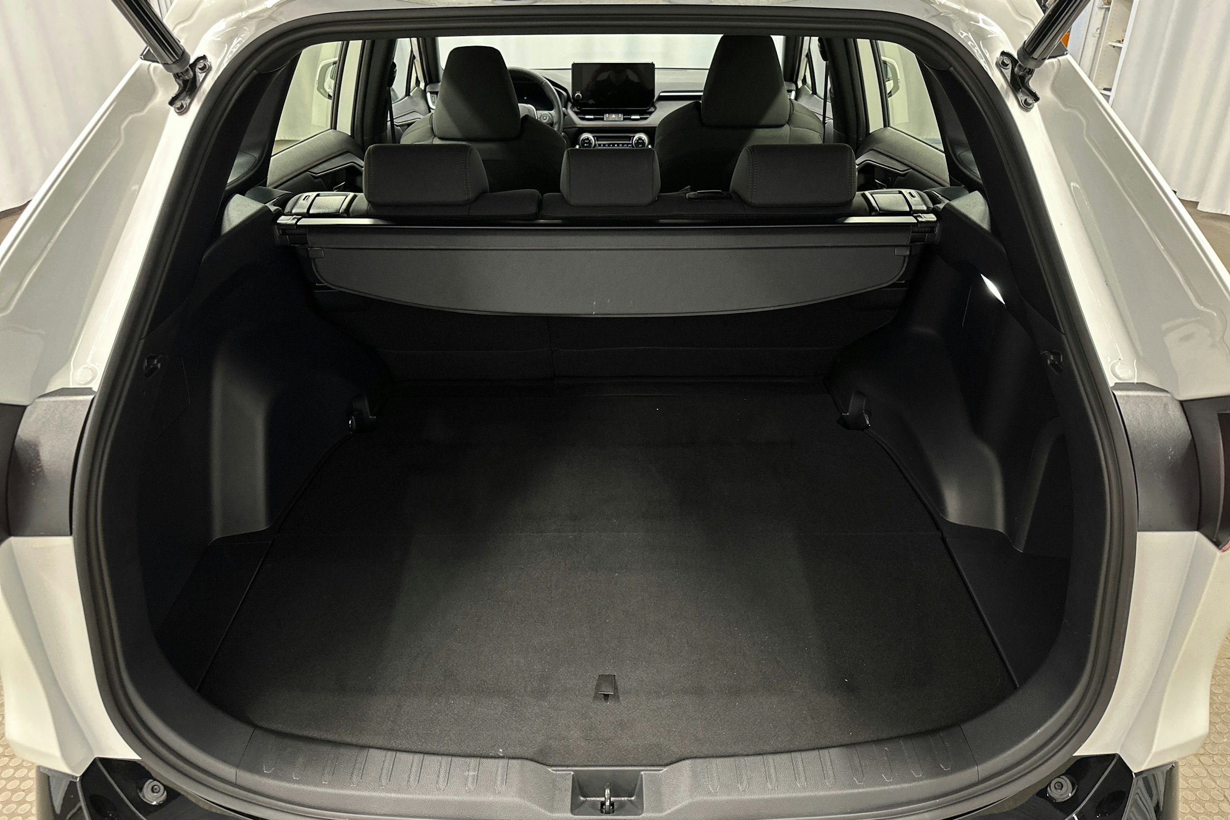 valkoinen Toyota RAV4 Plug-in 2023 kuva 14.