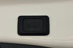valkoinen Toyota RAV4 Plug-in 2023 kuva 15.