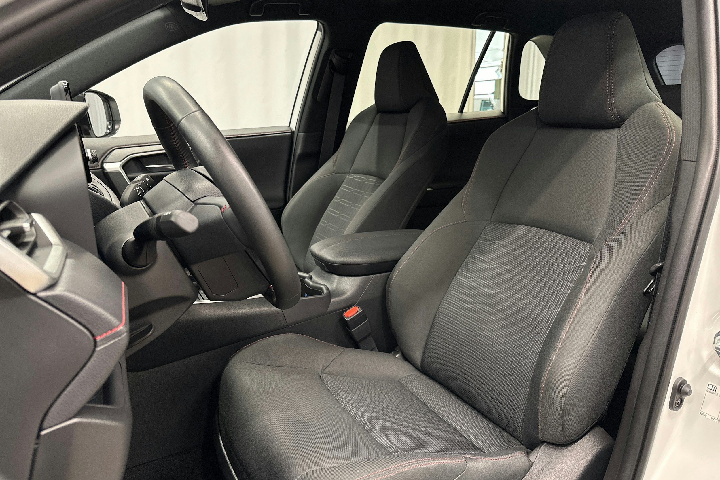 valkoinen Toyota RAV4 Plug-in 2023 kuva 16.