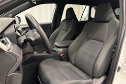 valkoinen Toyota RAV4 Plug-in 2023 kuva 16.
