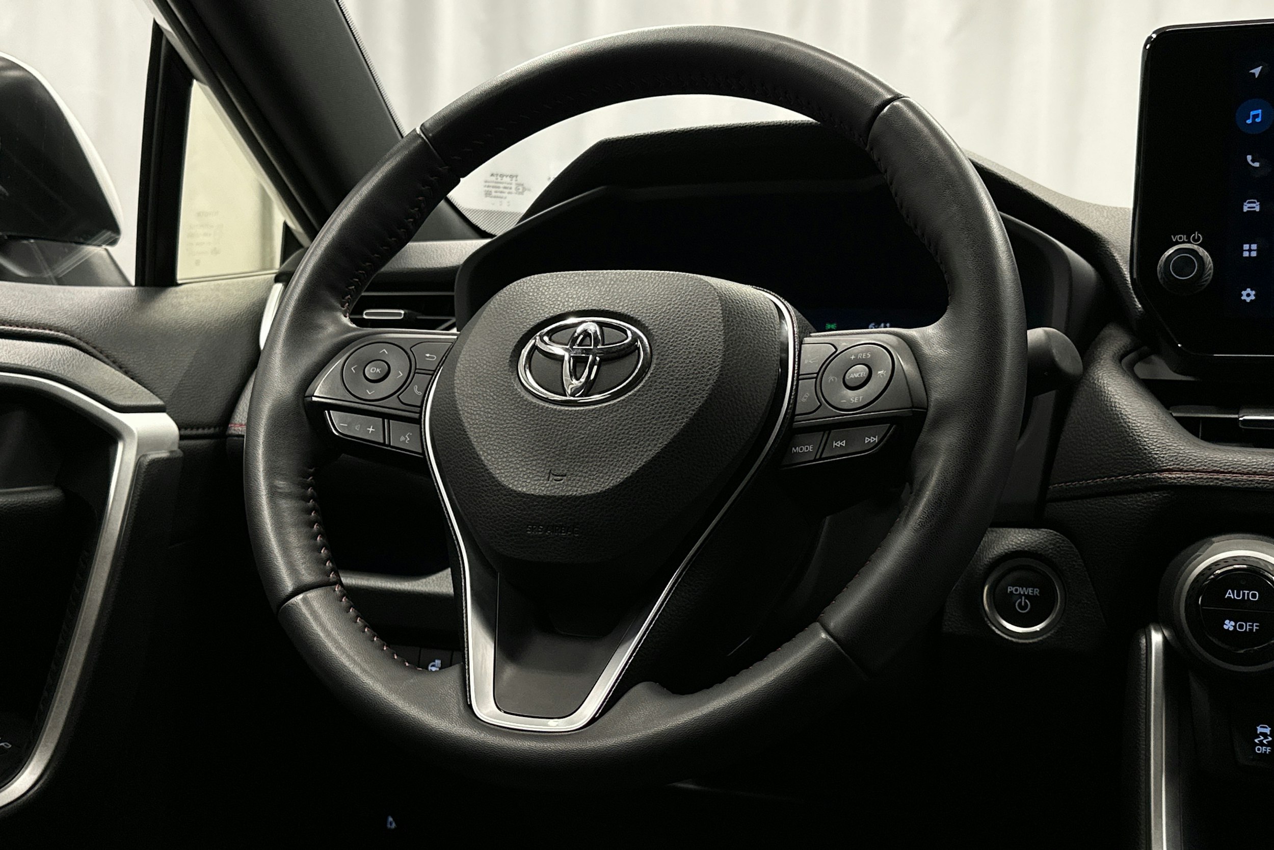 valkoinen Toyota RAV4 Plug-in 2023 kuva 18.