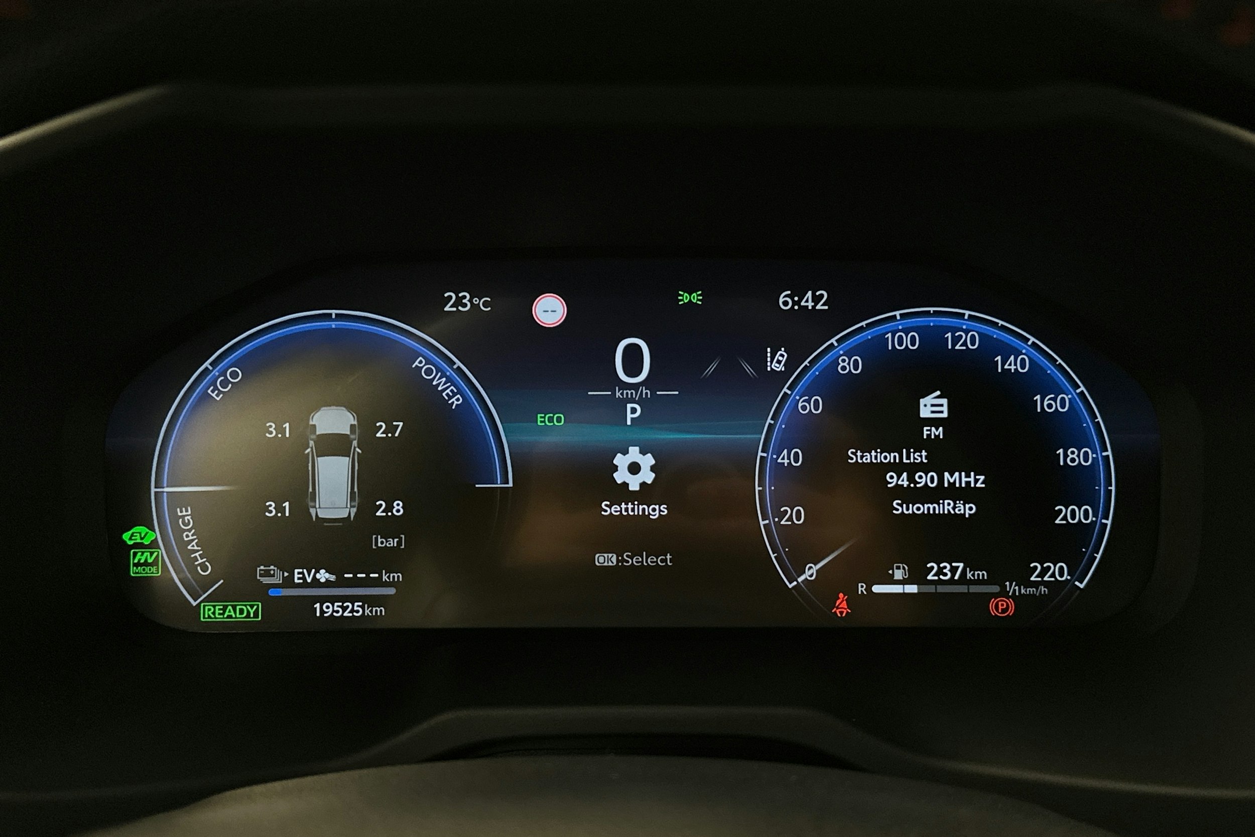 valkoinen Toyota RAV4 Plug-in 2023 kuva 21.