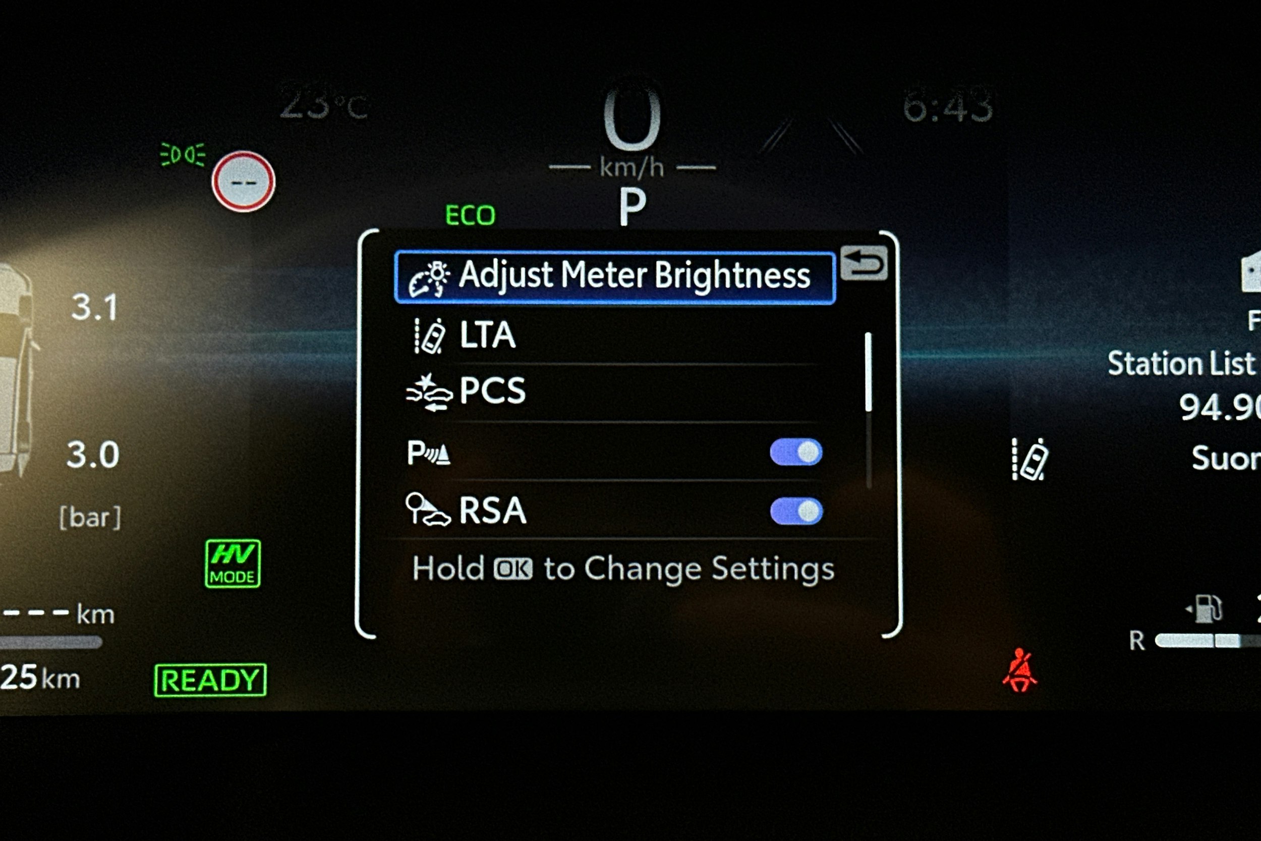 valkoinen Toyota RAV4 Plug-in 2023 kuva 22.