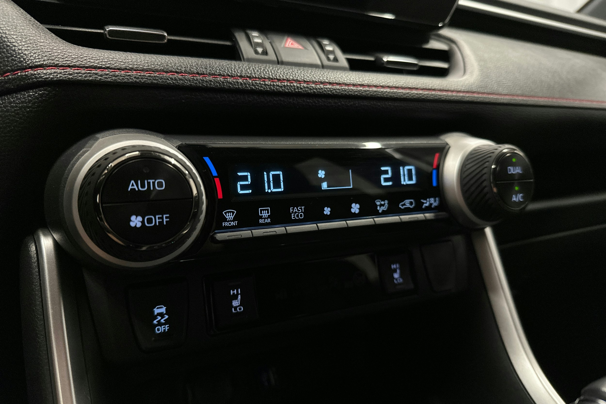 valkoinen Toyota RAV4 Plug-in 2023 kuva 25.