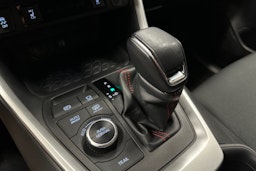 valkoinen Toyota RAV4 Plug-in 2023 kuva 26.