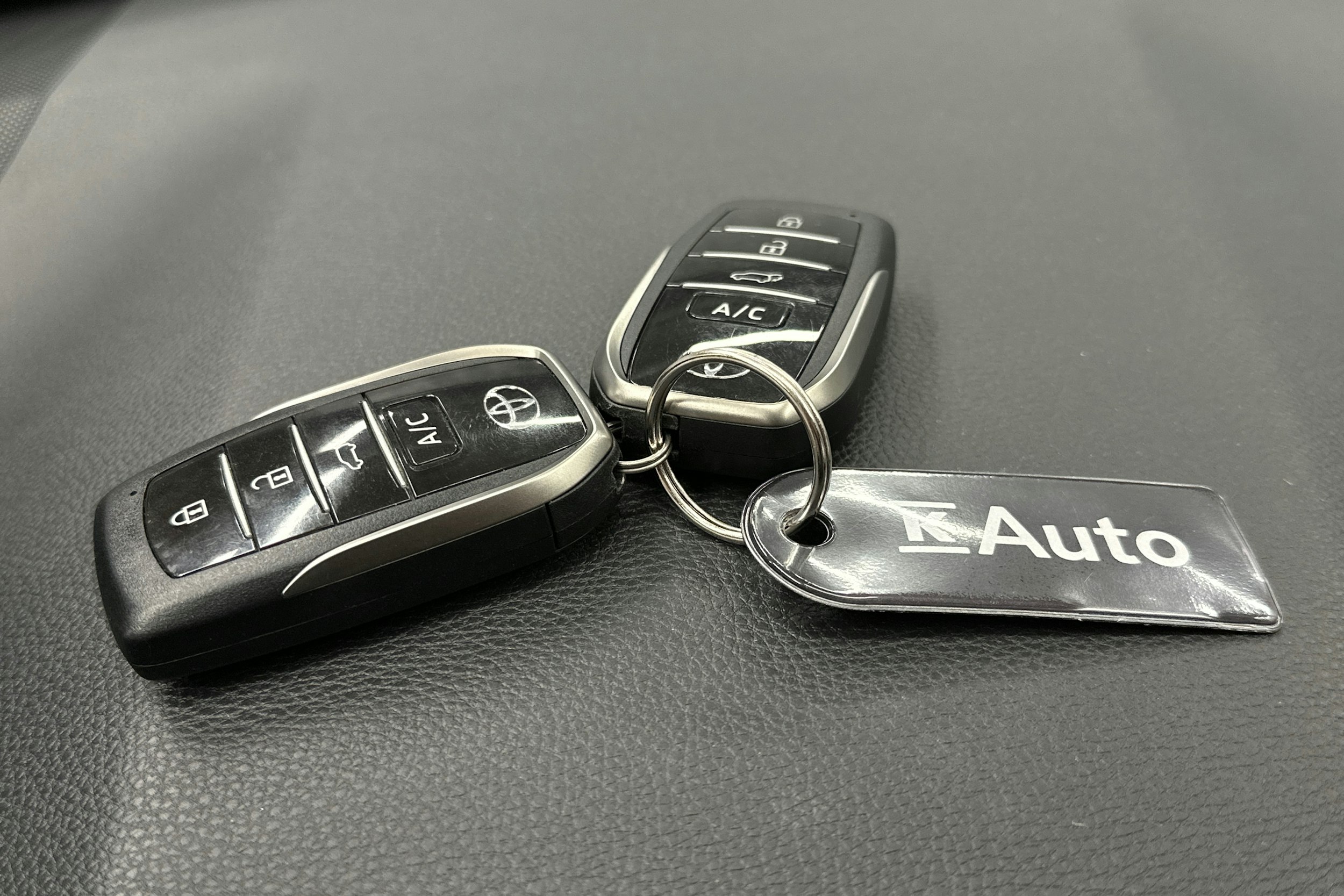 valkoinen Toyota RAV4 Plug-in 2023 kuva 27.