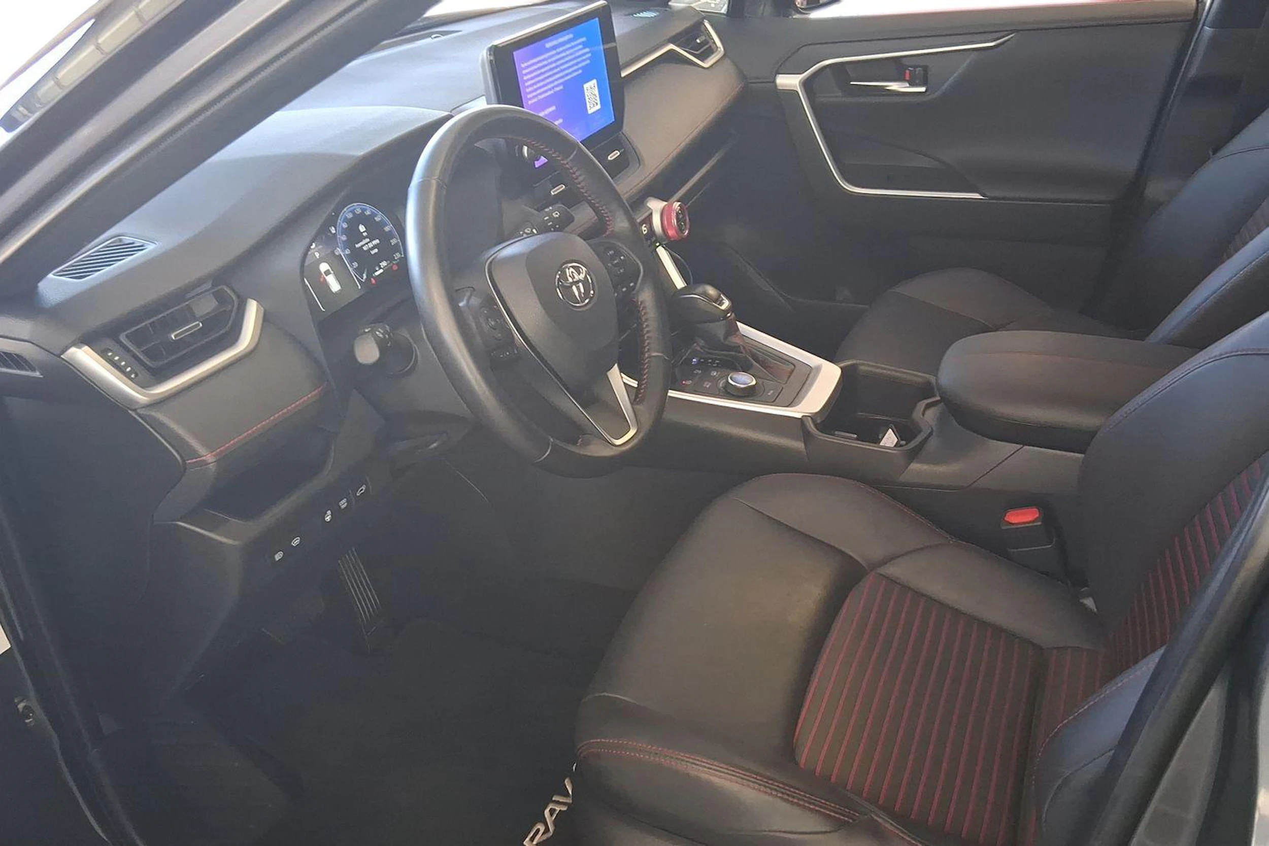 harmaa Toyota RAV4 Plug-in 2023 kuva 6.