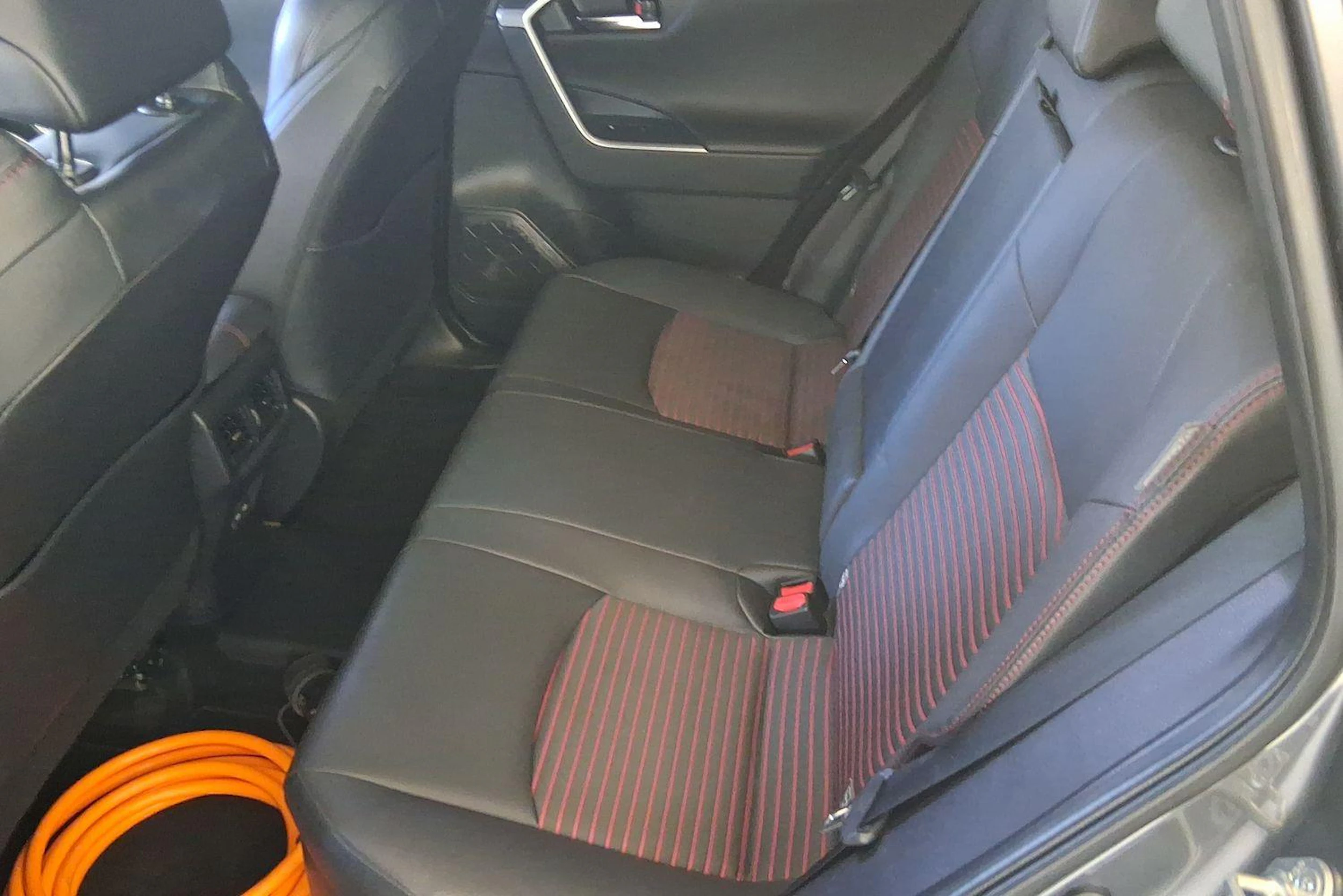 harmaa Toyota RAV4 Plug-in 2023 kuva 8.