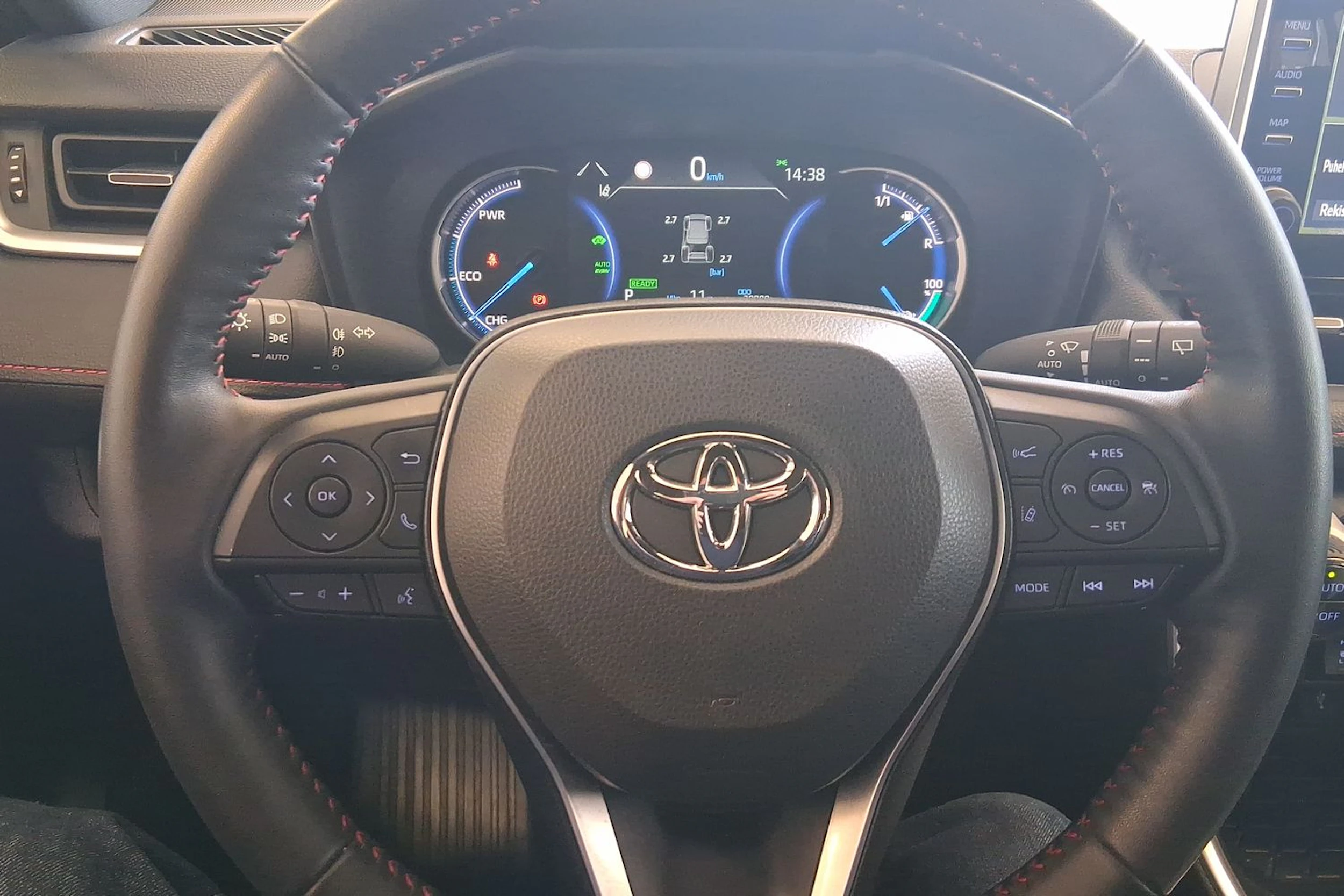met. punainen Toyota RAV4 Plug-in 2023 kuva 15.