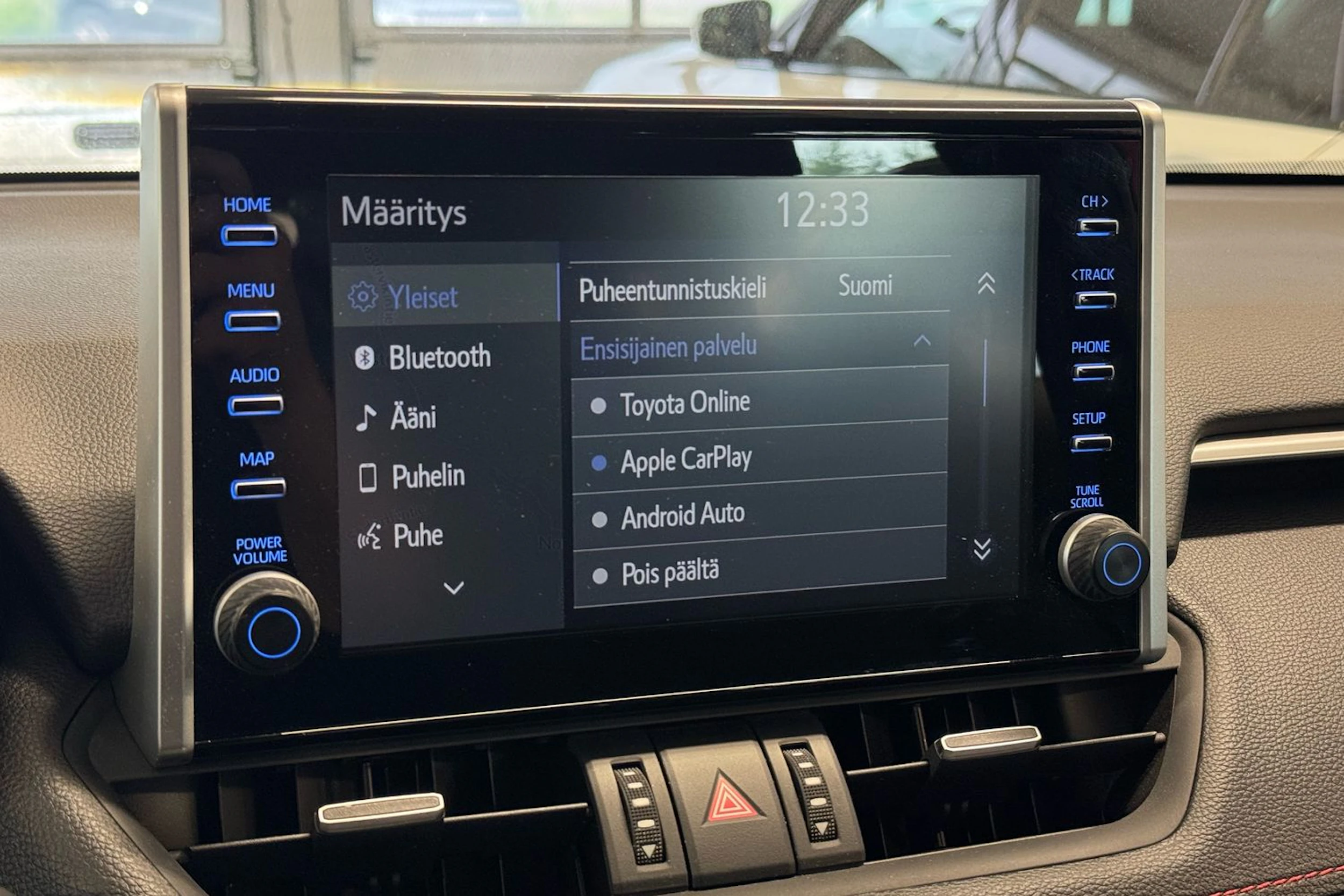 met. punainen Toyota RAV4 Plug-in 2023 kuva 23.