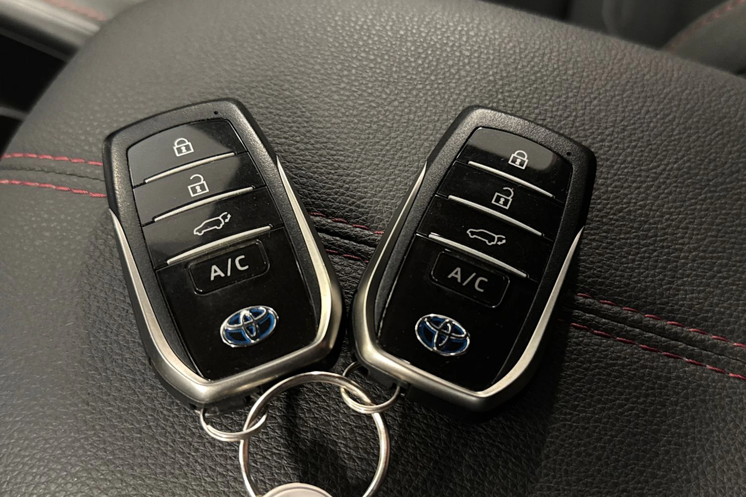 met. punainen Toyota RAV4 Plug-in 2023 kuva 25.