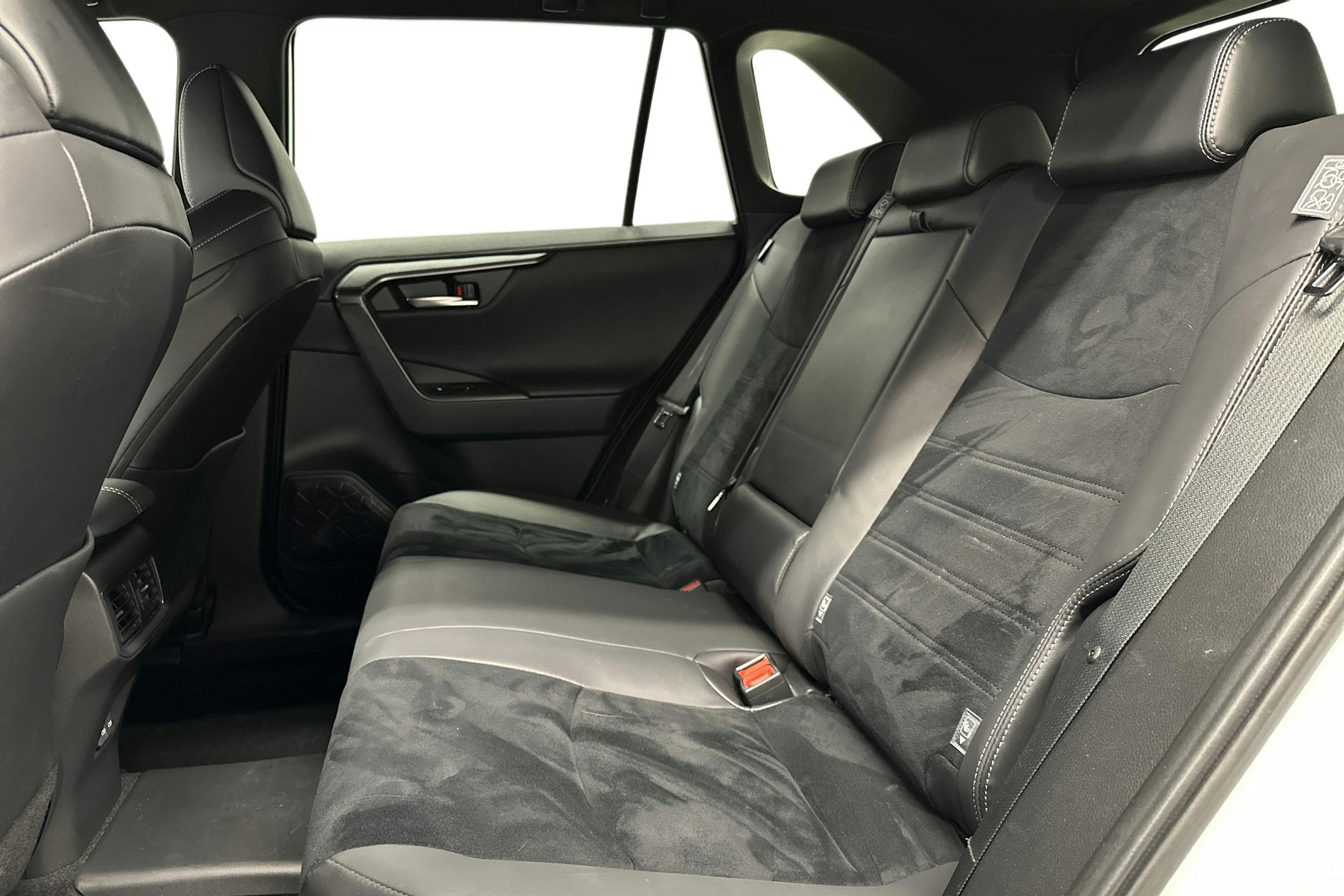 valkoinen Toyota RAV4 Plug-in 2024 kuva 8.