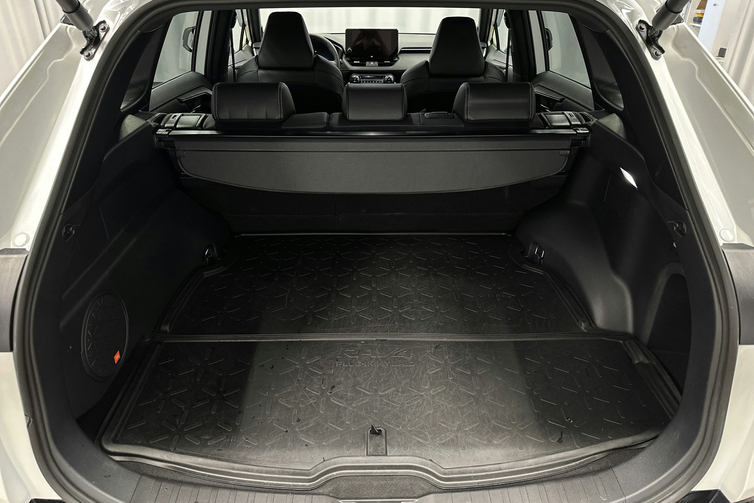 valkoinen Toyota RAV4 Plug-in 2024 kuva 11.