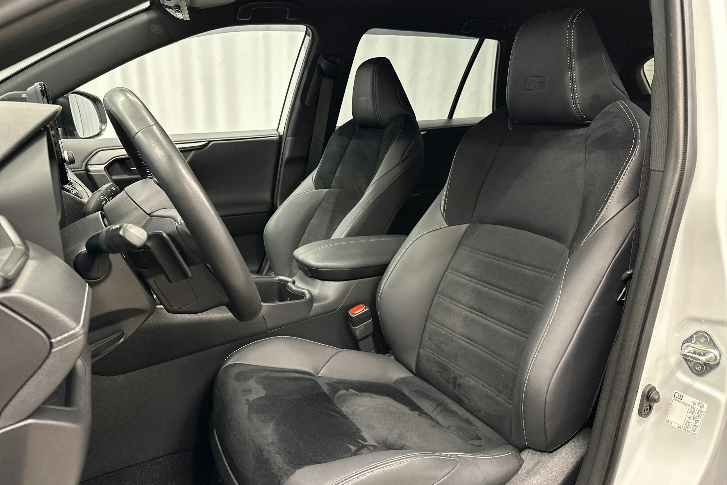 valkoinen Toyota RAV4 Plug-in 2024 kuva 13.