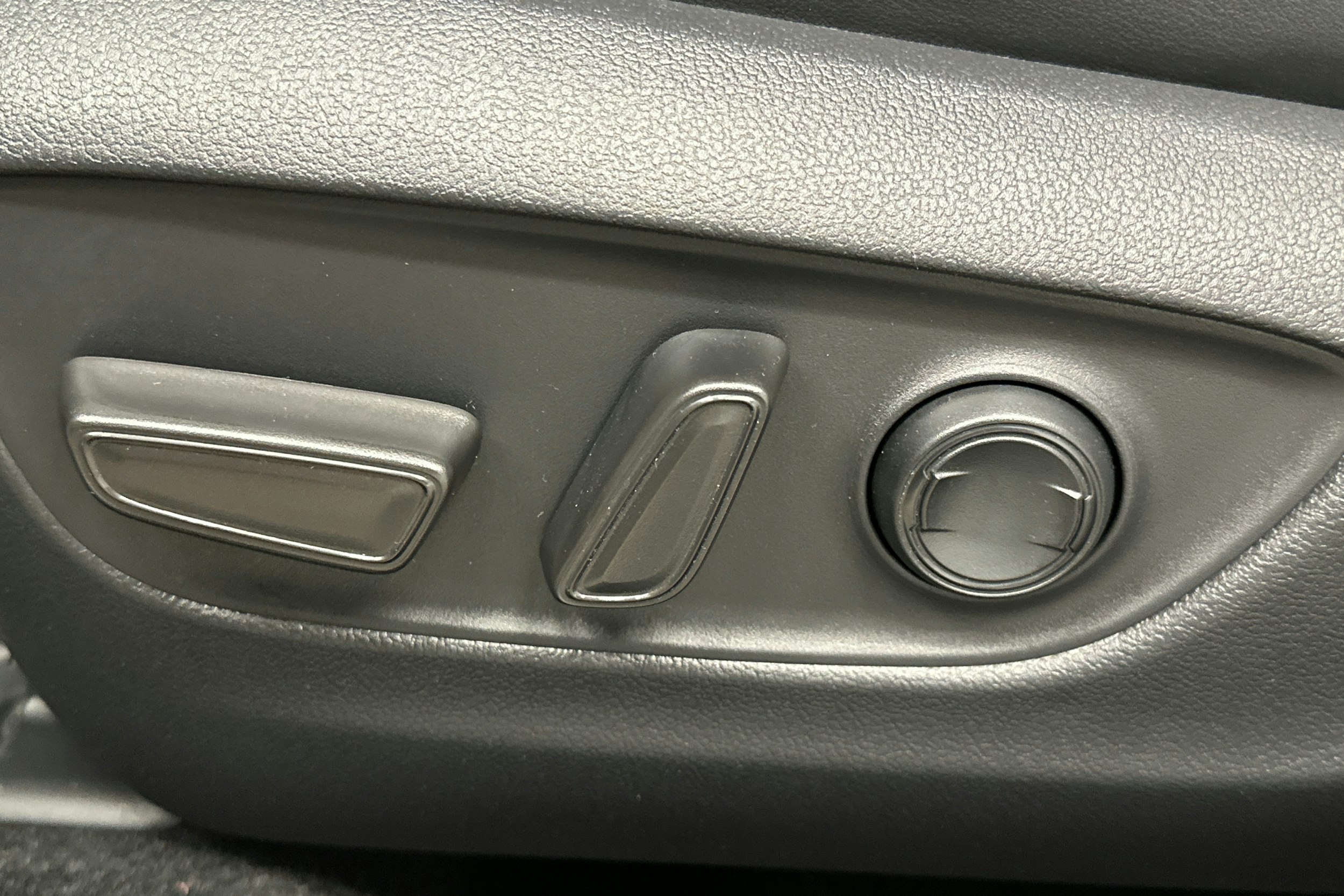 valkoinen Toyota RAV4 Plug-in 2024 kuva 14.