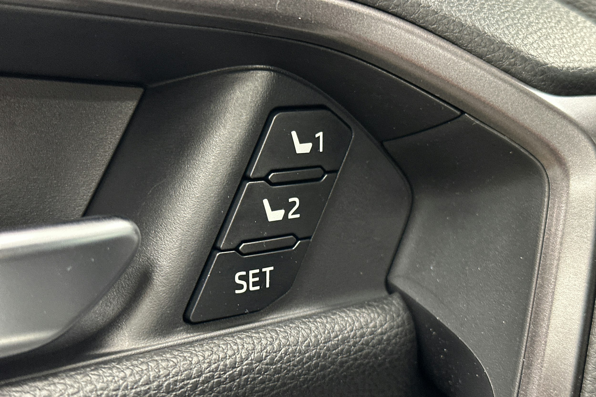 valkoinen Toyota RAV4 Plug-in 2024 kuva 15.