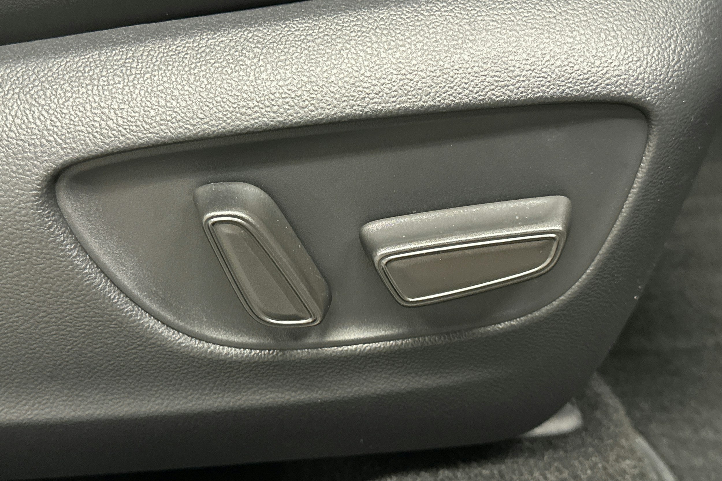 valkoinen Toyota RAV4 Plug-in 2024 kuva 16.