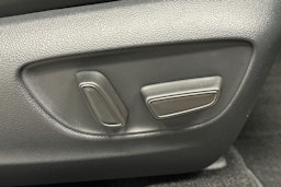 valkoinen Toyota RAV4 Plug-in 2024 kuva 16.