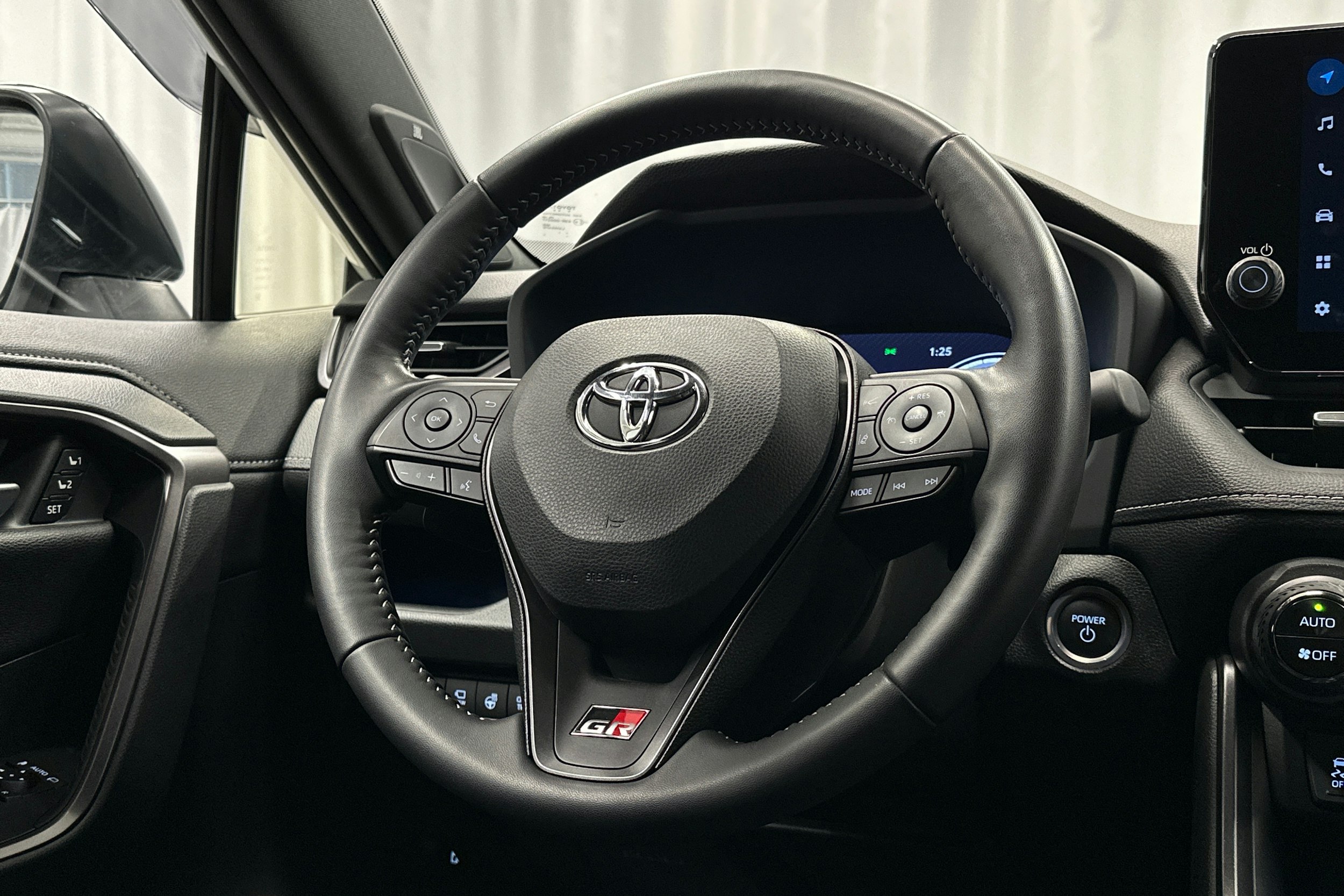 valkoinen Toyota RAV4 Plug-in 2024 kuva 17.
