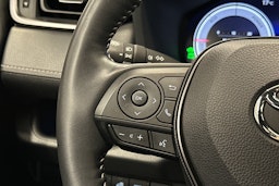 valkoinen Toyota RAV4 Plug-in 2024 kuva 18.