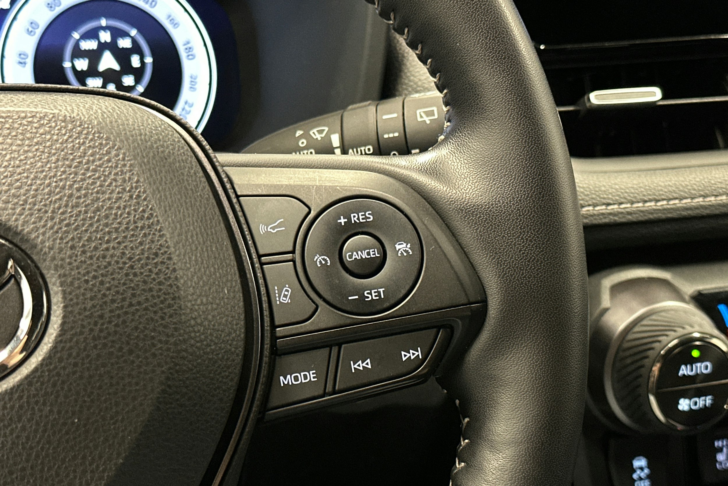 valkoinen Toyota RAV4 Plug-in 2024 kuva 19.