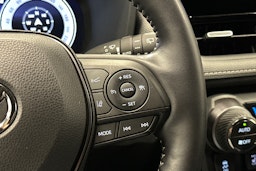 valkoinen Toyota RAV4 Plug-in 2024 kuva 19.