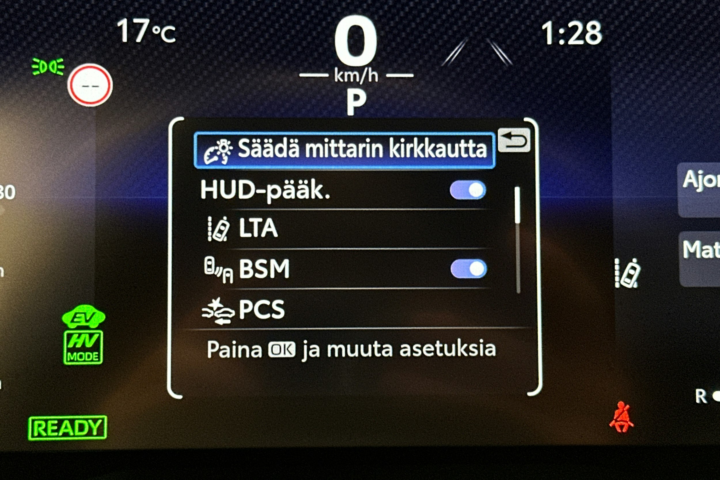 valkoinen Toyota RAV4 Plug-in 2024 kuva 22.