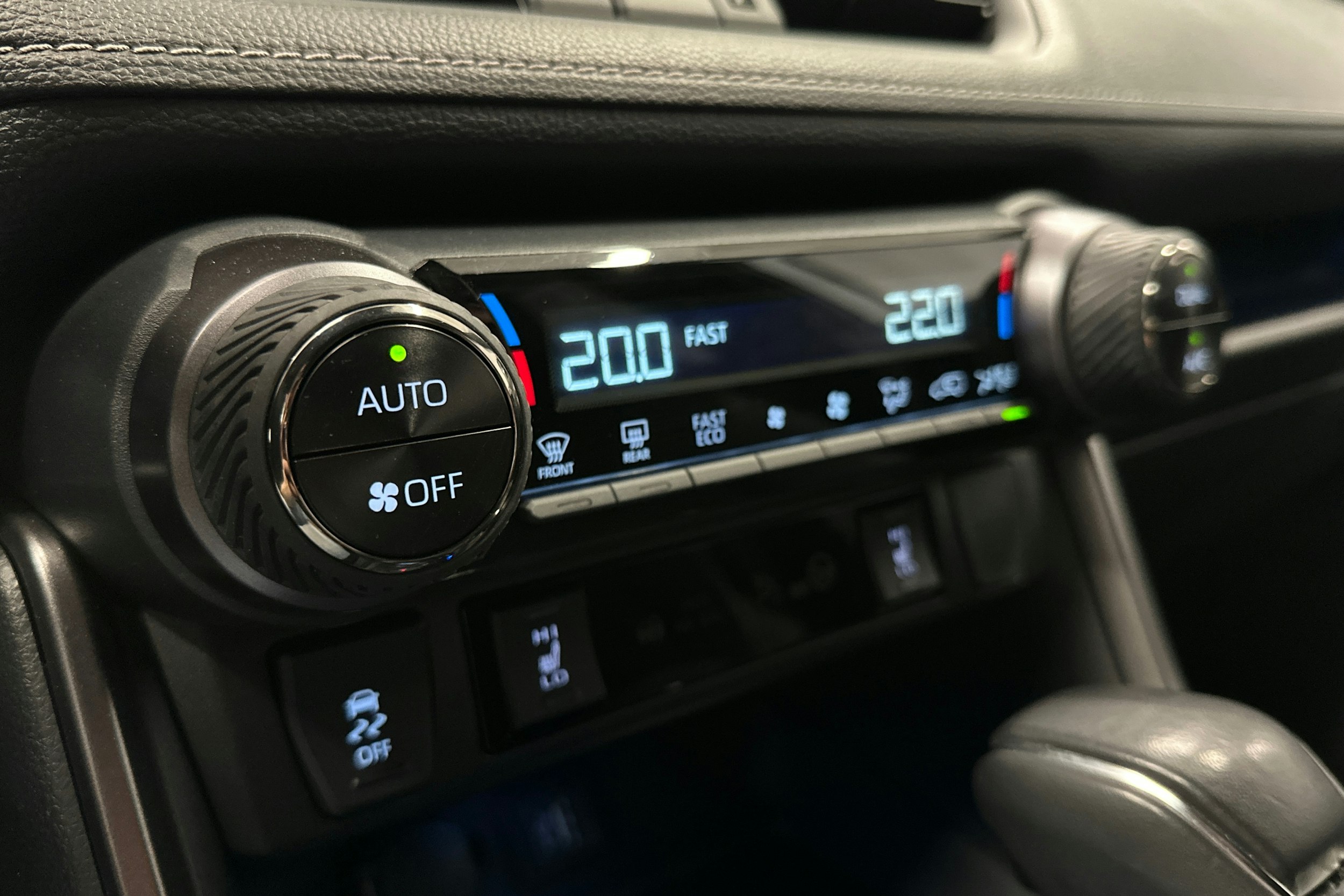 valkoinen Toyota RAV4 Plug-in 2024 kuva 29.