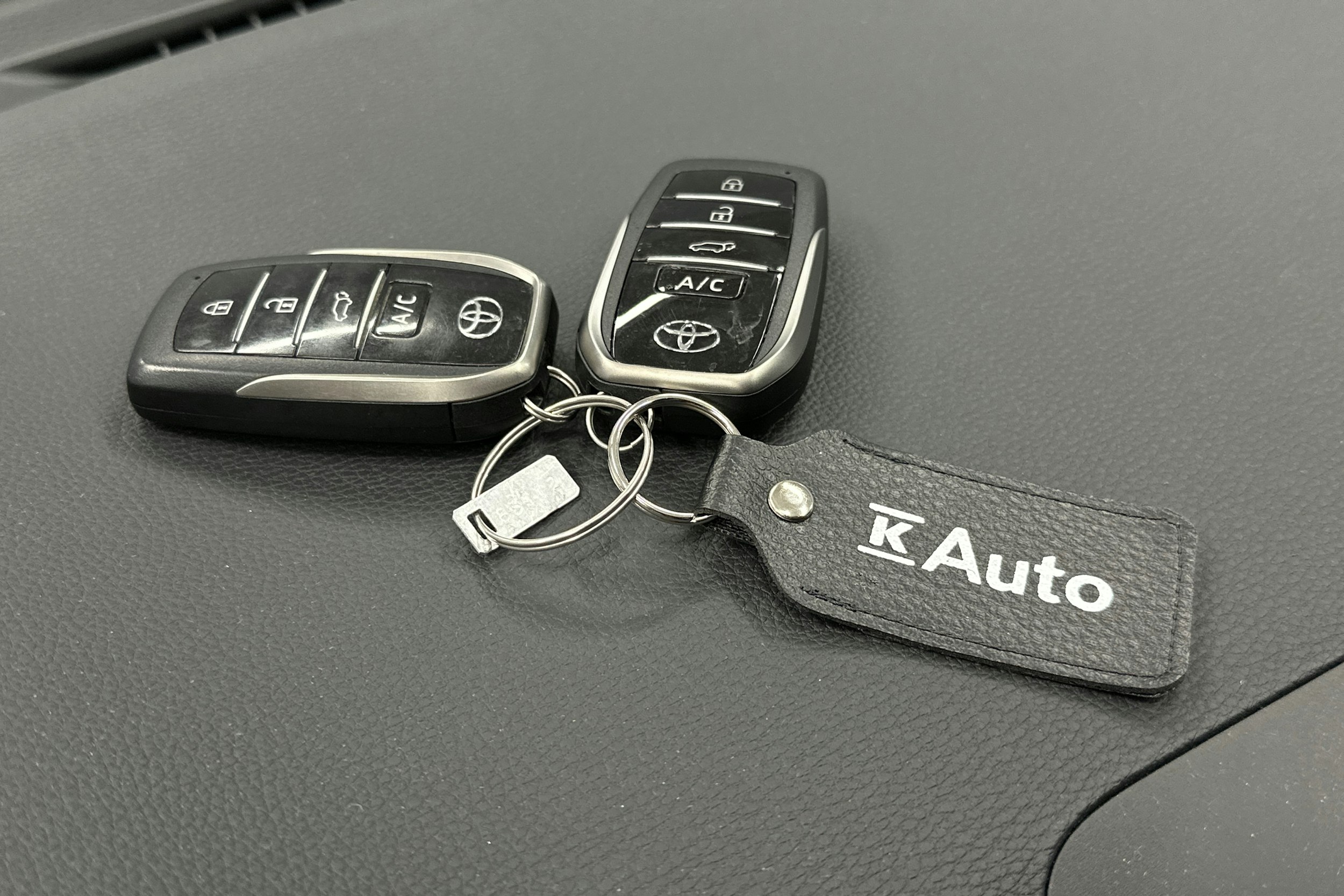 valkoinen Toyota RAV4 Plug-in 2024 kuva 32.